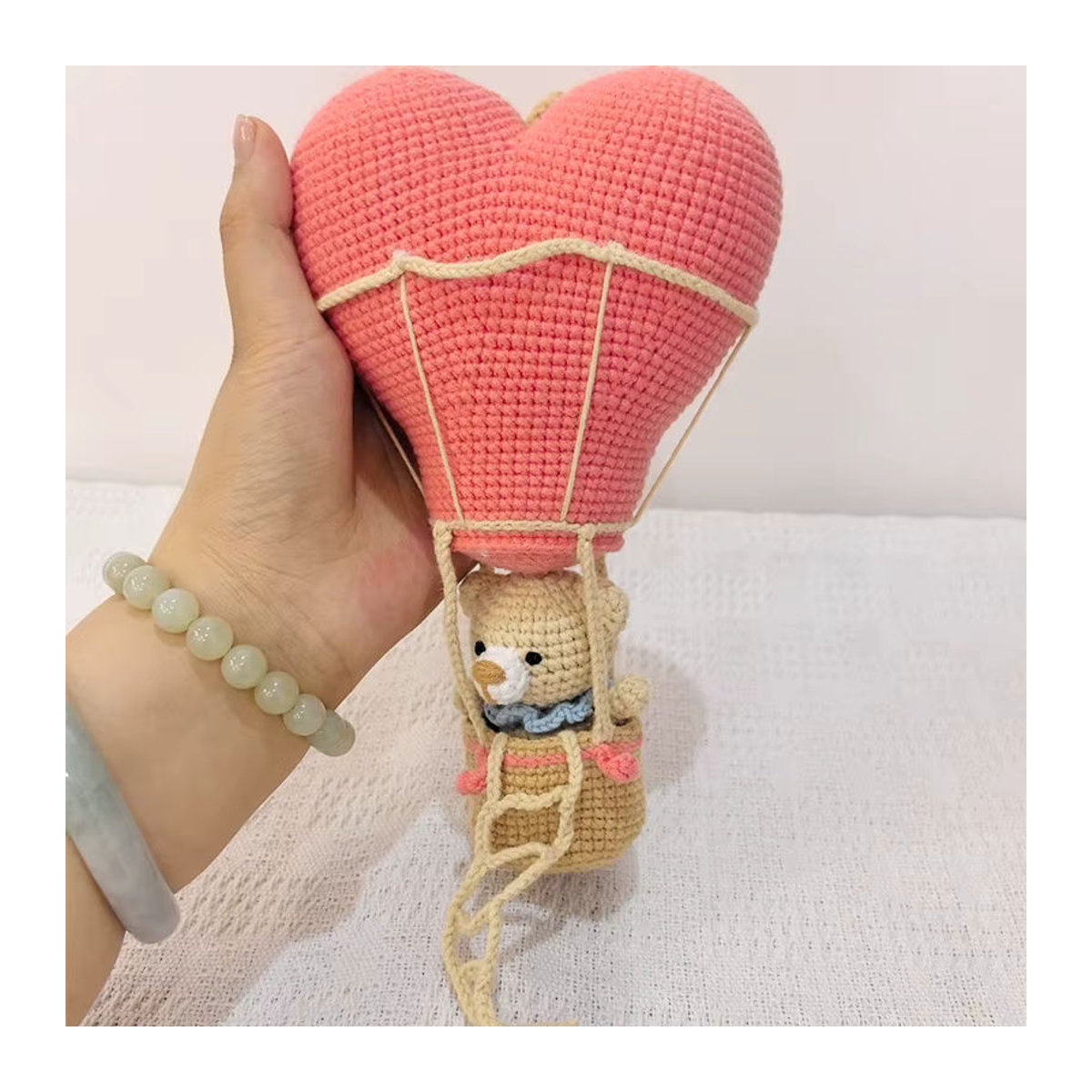 Handgefertigter Häkelbär im Heißluftballon von BBYP als hängende Kinderzimmerdekoration in Rosa - Bild 2