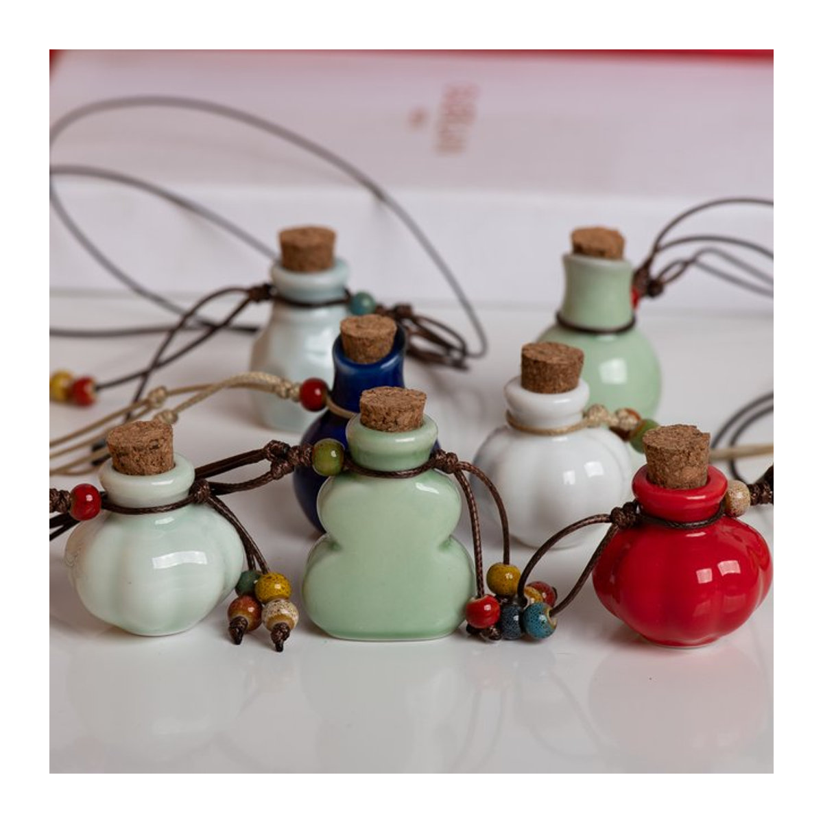 Handgefertigter Keramik-Parfümflaschen-Anhänger von Midofare in Weiß als Diffusor für ätherische Öle im Bohemian-Stil - Bild 1