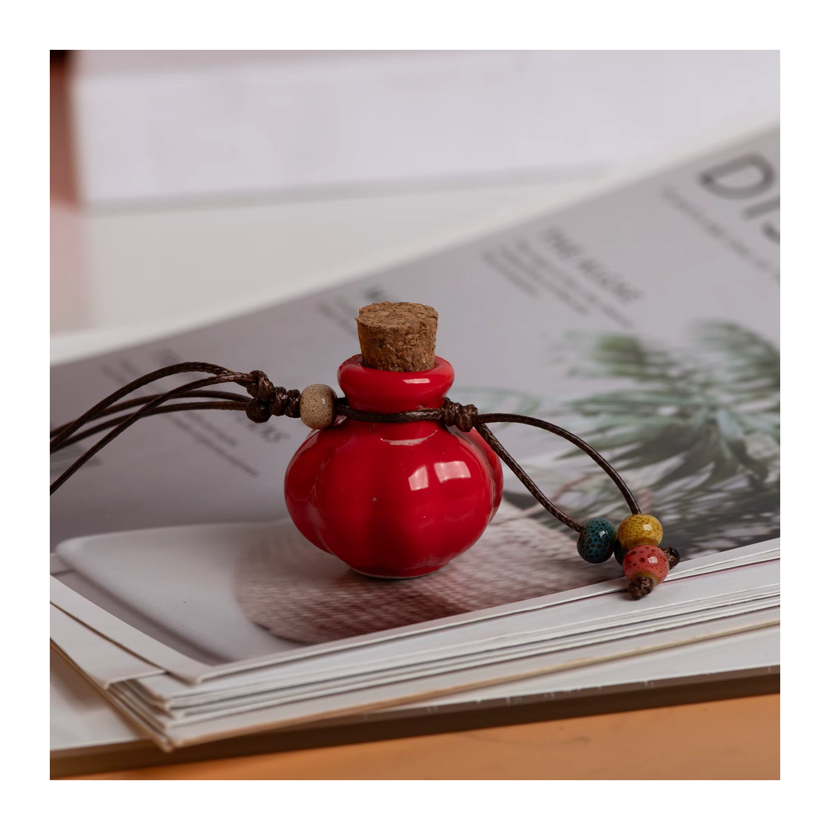 Handgefertigter Keramik-Parfümflaschen-Anhänger von Midofare in Weiß als Diffusor für ätherische Öle im Bohemian-Stil - Bild 4