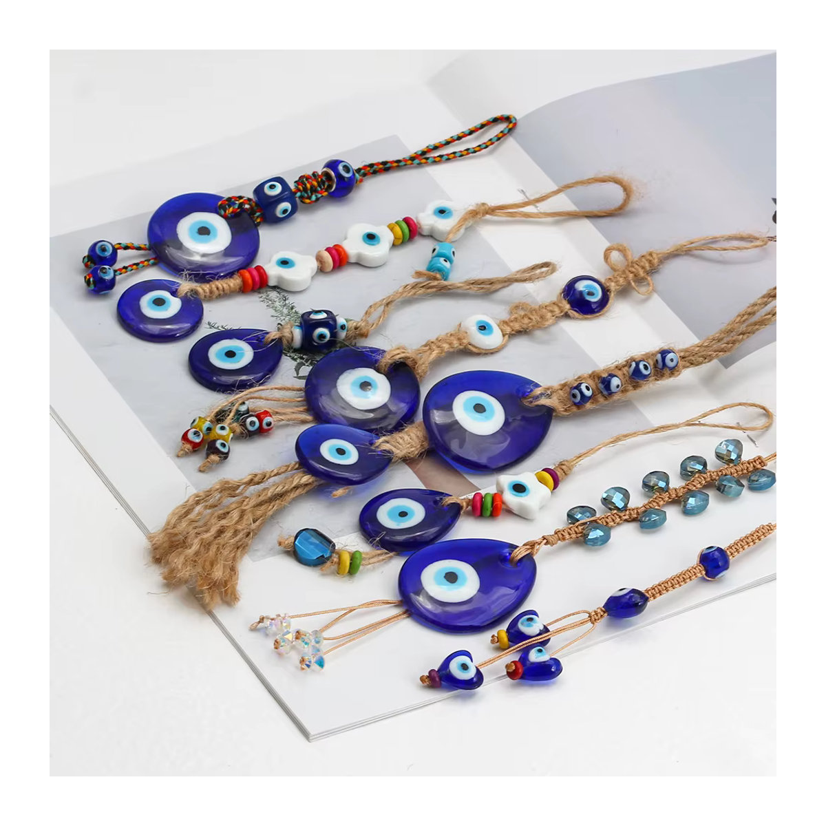 Handgefertigter Lucky Eye Wandbehang aus Makramee und Glas in Blau mit Herz und Kreuz Motiven - Bild 2