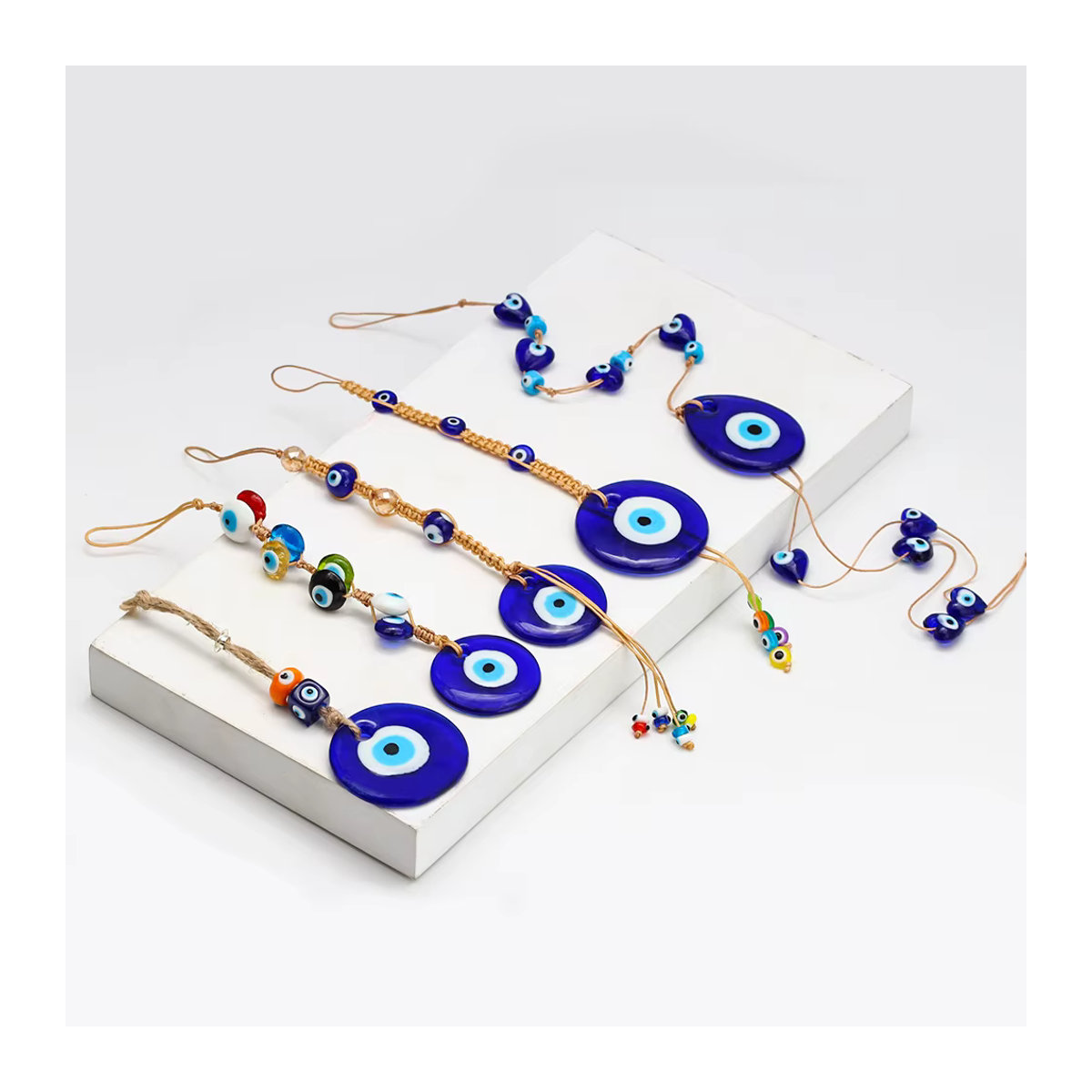 Handgefertigter Lucky Eye Wandbehang aus Makramee und Glas in Blau mit Herz und Kreuz Motiven - Bild 3