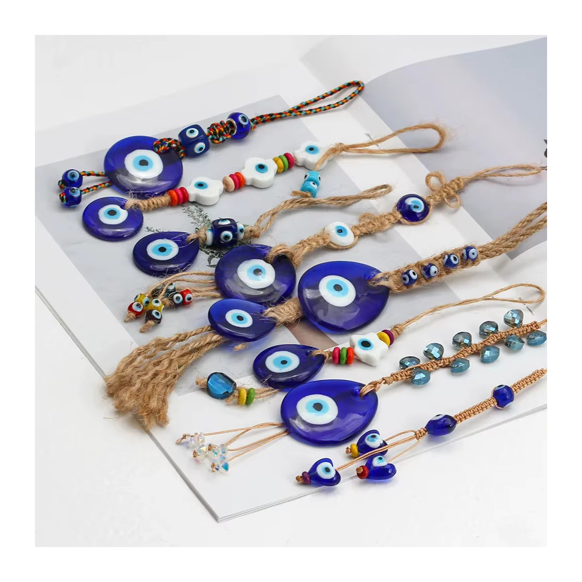Handgefertigter Makramee Wandbehang mit Lucky Eye und Quaste in Blau, Orientalischer böser Blick Anhänger in Herz- und Kreuzform - Bild 1