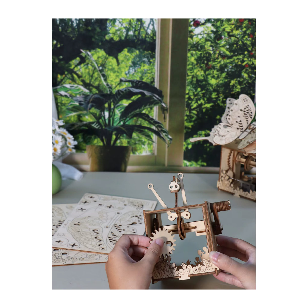 Handgefertigtes 3D-Holzpuzzle von Music Park als Schmetterling-Spieluhr mit You Are My Sunshine Motiv in Beige - Bild 5