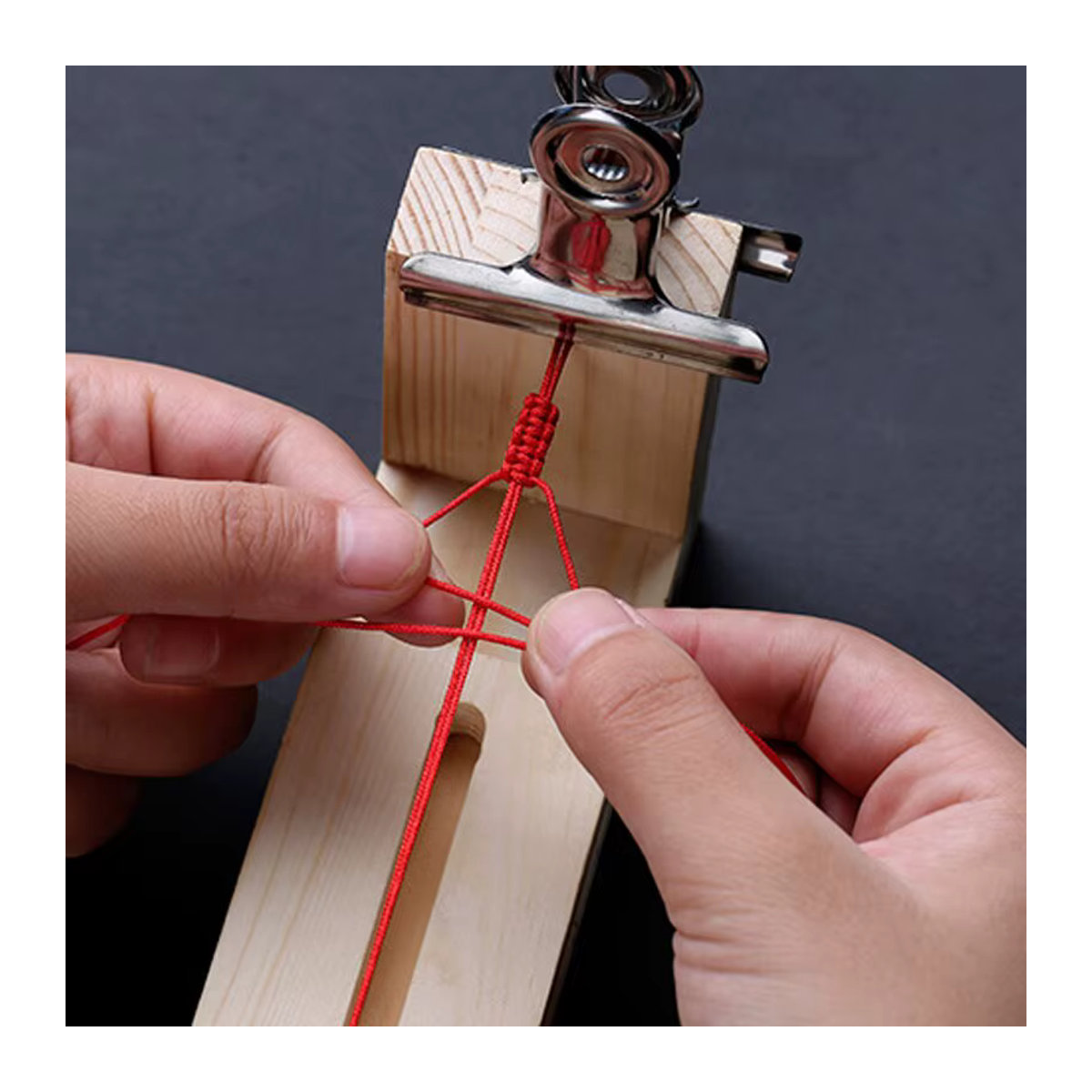 Handgefertigtes DIY-Armband aus Massivholz und rotem Textilseil in Braun und - Bild 2