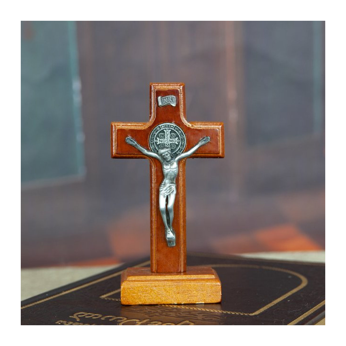 Handgefertigtes katholisches Holzkreuz mit Jesus Kruzifix und St. Benedikt Medaille in Braun, Höhe: 10,92 cm - Bild 1