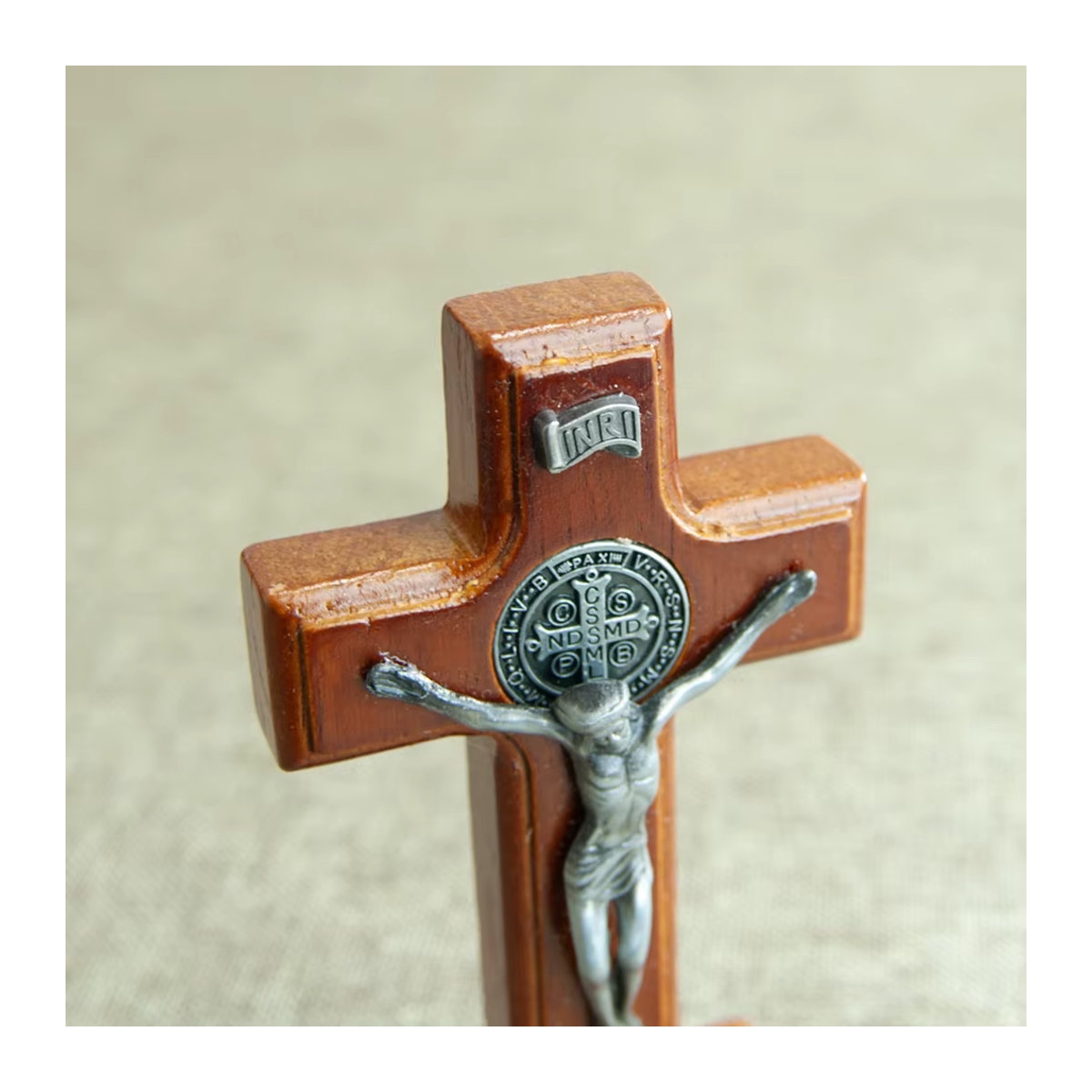 Handgefertigtes katholisches Holzkreuz mit Jesus Kruzifix und St. Benedikt Medaille in Braun, Höhe: 10,92 cm - Bild 4