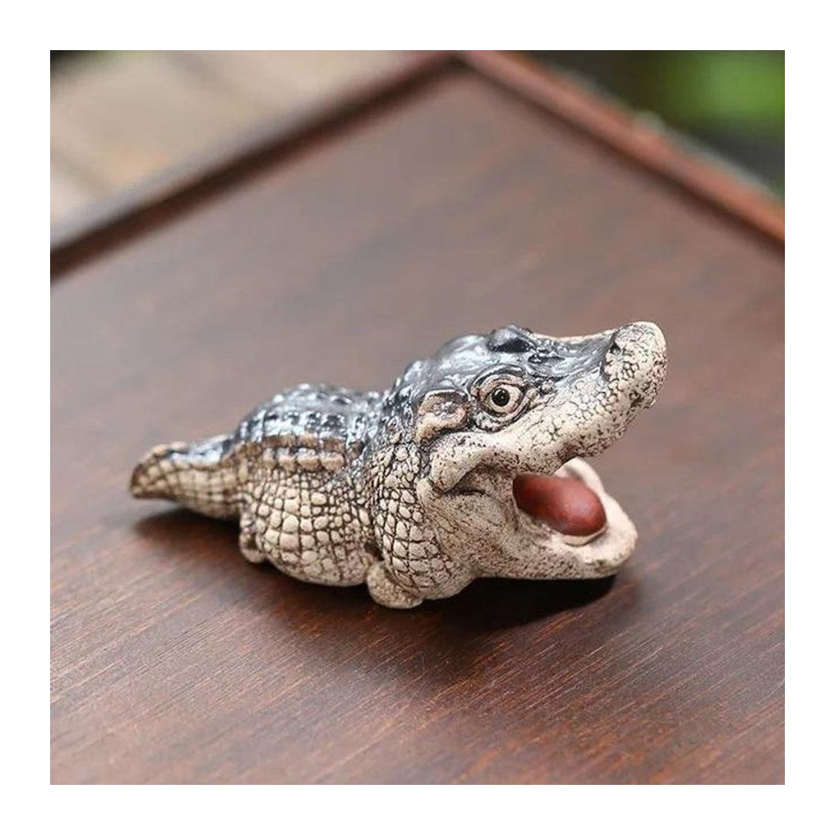 Handgefertigtes Krokodil Tee-Haustier aus Keramik in Grau als dekoratives Ornament für die Teezeremonie - Bild 1
