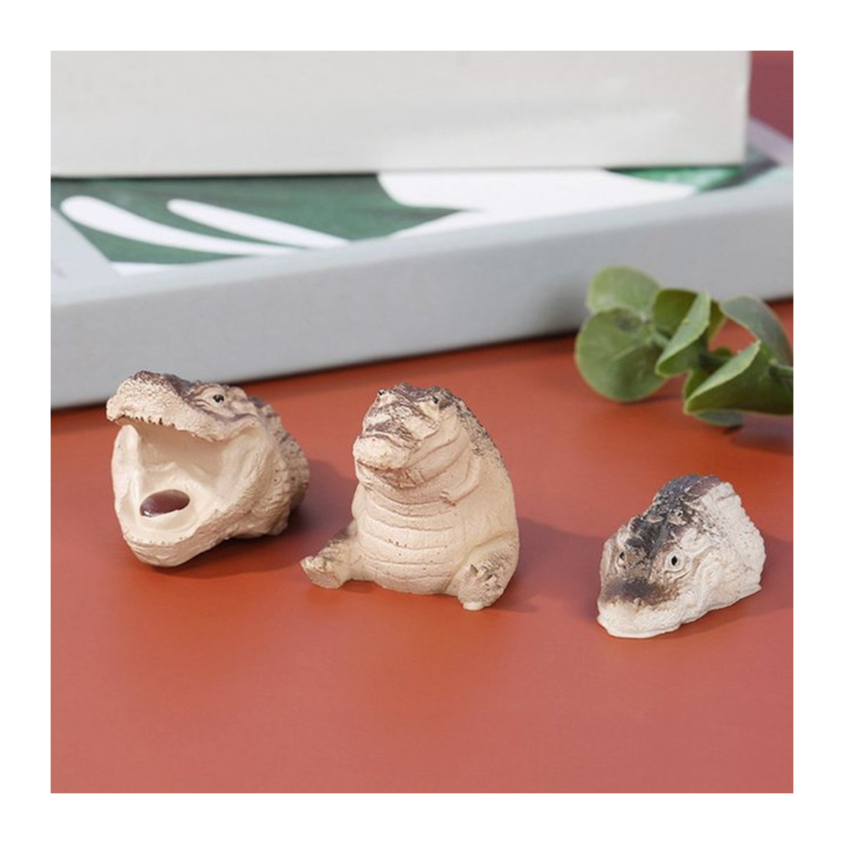 Handgefertigtes Mini-Krokodil aus Keramik als Teehaustier in Beige für deine Teezeremonie - Bild 1
