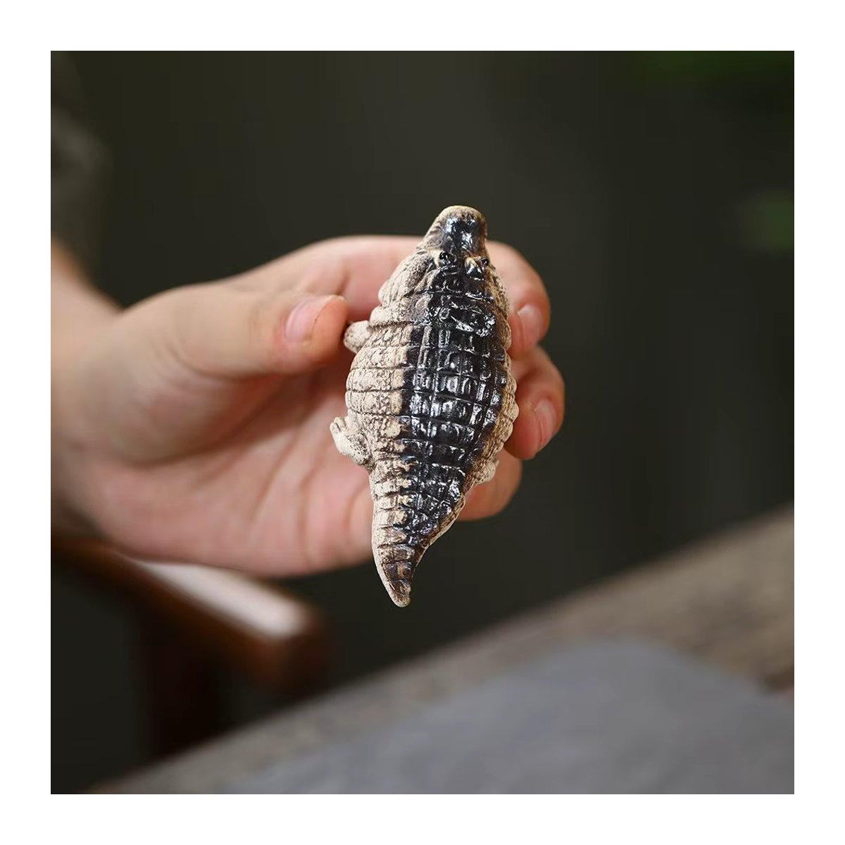 Handgefertigtes Mini-Krokodil aus Keramik als Teehaustier in Beige für deine Teezeremonie - Bild 3