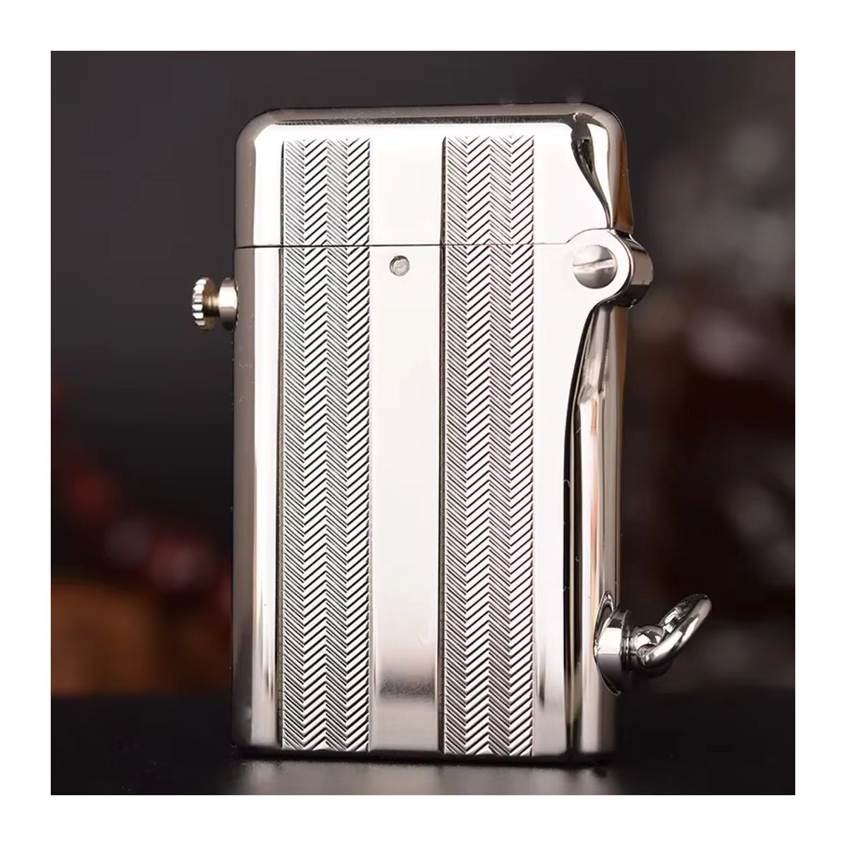 Handgefertigtes Retro-Feuerzeug aus Kupfer mit Platinmuster in Silber und geometrischem Design - Bild 3
