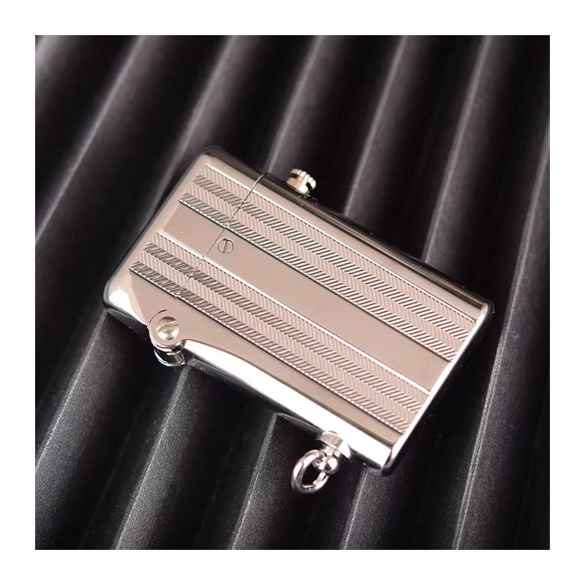 Handgefertigtes Retro-Feuerzeug aus Kupfer mit Platinmuster in Silber und geometrischem Design - Bild 4