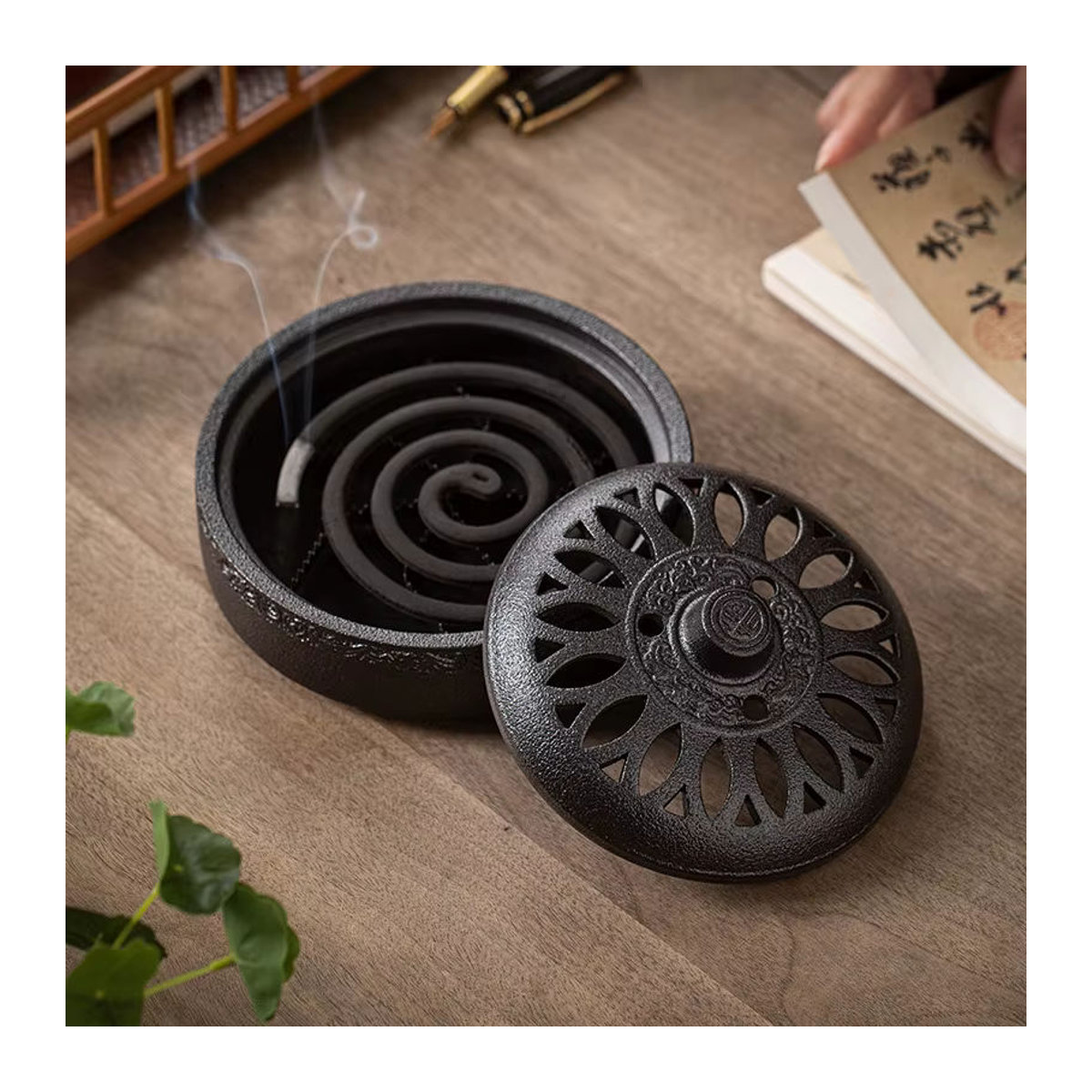 Handgefertigtes Rückfluss-Räuchergefäß aus Keramik in Schwarz mit Deckel und Tablett für Aromatherapie und Meditation - Bild 1