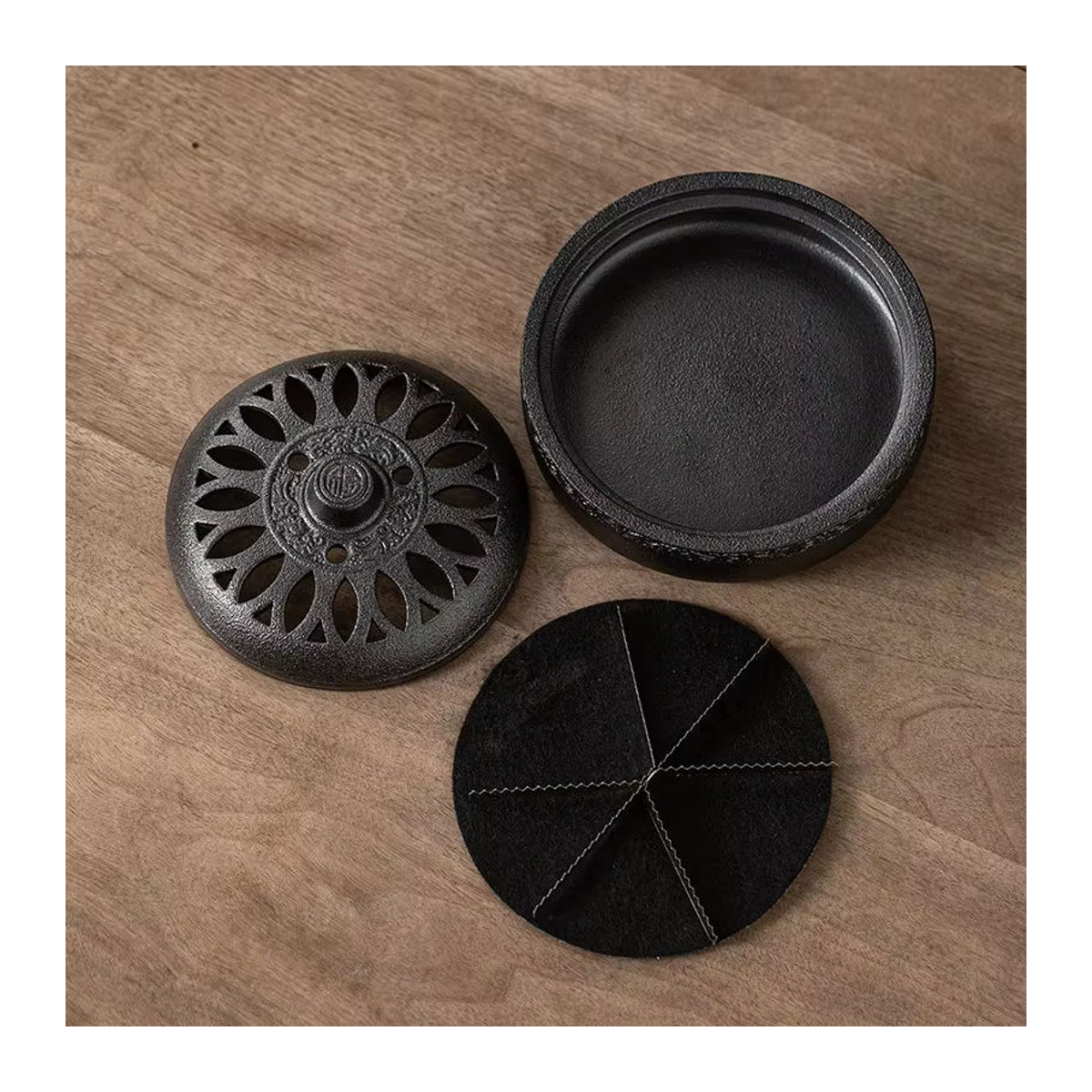 Handgefertigtes Rückfluss-Räuchergefäß aus Keramik in Schwarz mit Deckel und Tablett für Aromatherapie und Meditation - Bild 2
