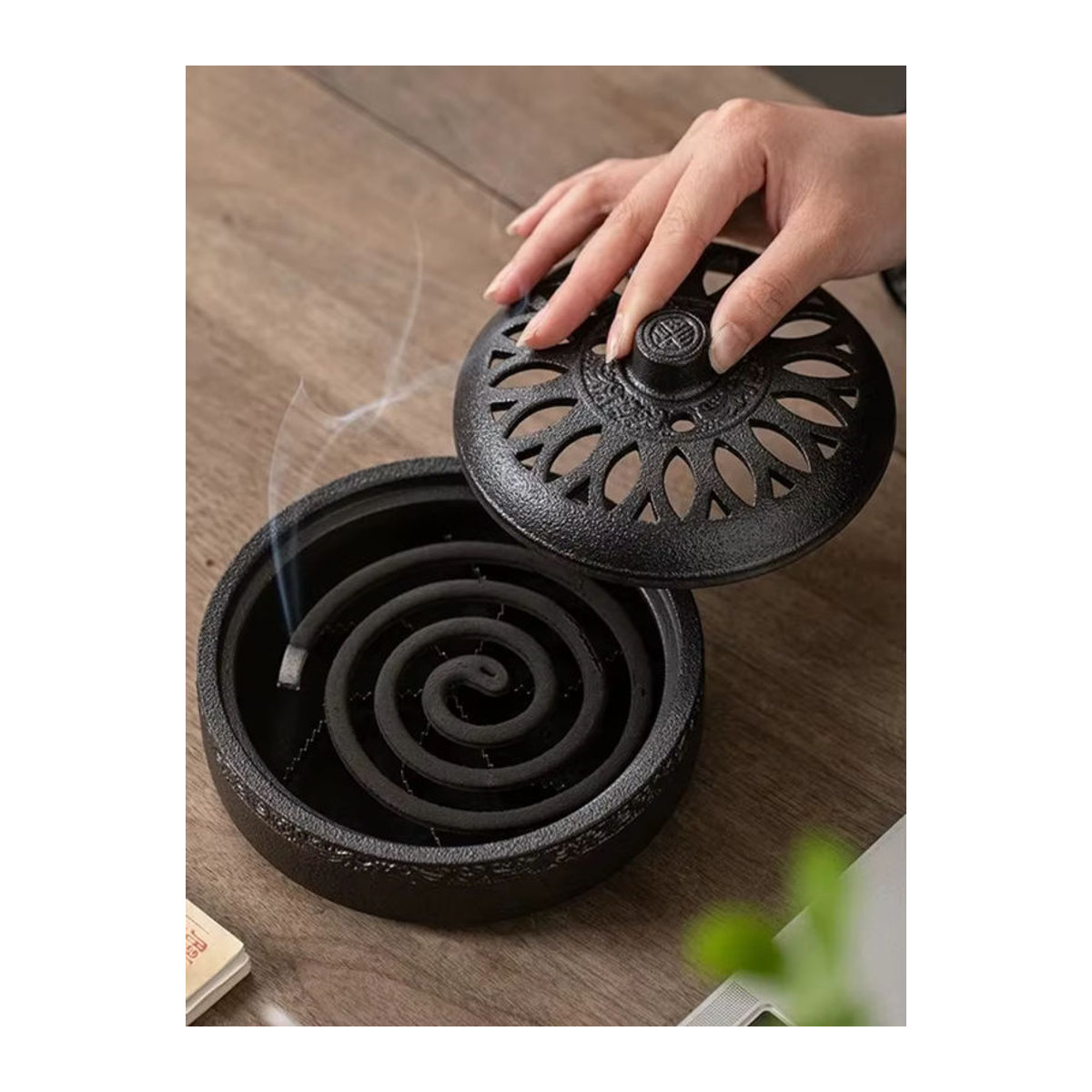 Handgefertigtes Rückfluss-Räuchergefäß aus Keramik in Schwarz mit Deckel und Tablett für Aromatherapie und Meditation - Bild 6