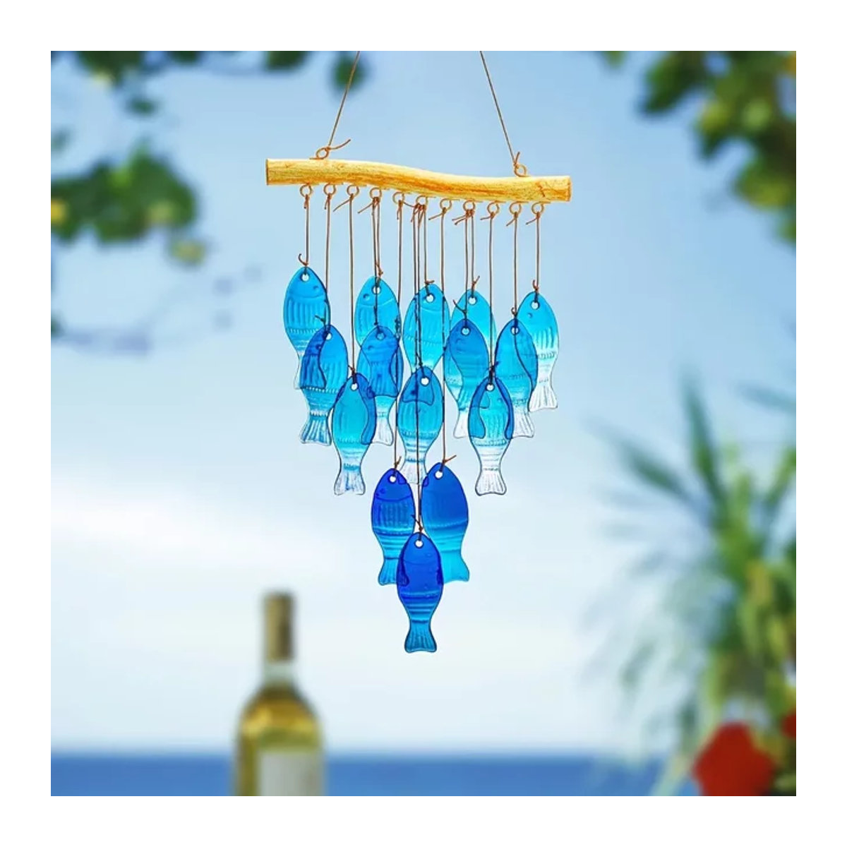 Handgefertigtes Windspiel mit Glasfischen in Blau aus Glas und Holz für deine maritime Outdoor-Dekoration - Bild 1