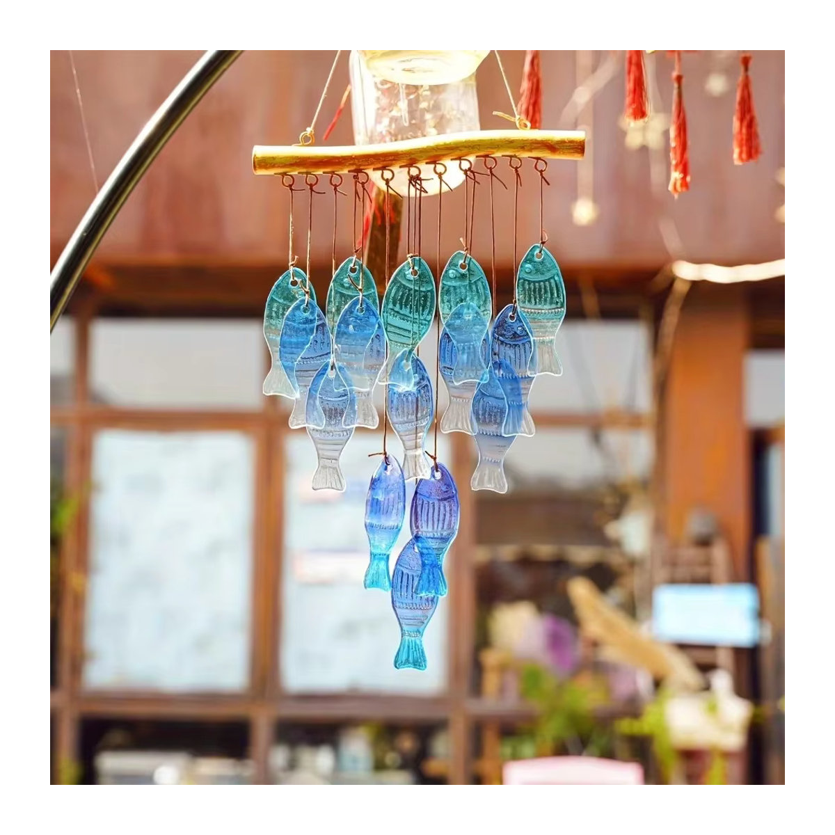 Handgefertigtes Windspiel mit Glasfischen in Blau aus Glas und Holz für deine maritime Outdoor-Dekoration - Bild 5