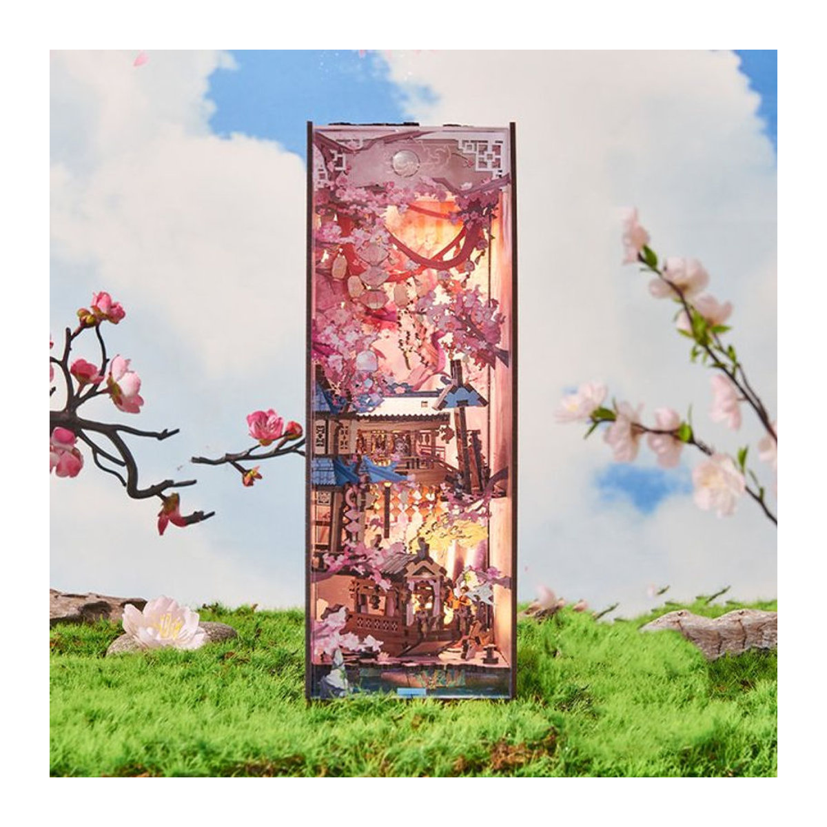Handgemachte DIY Buchstütze aus Buche mit floralem Sakura-Design und Pflanzenelementen in Mehrfarbig - Bild 1
