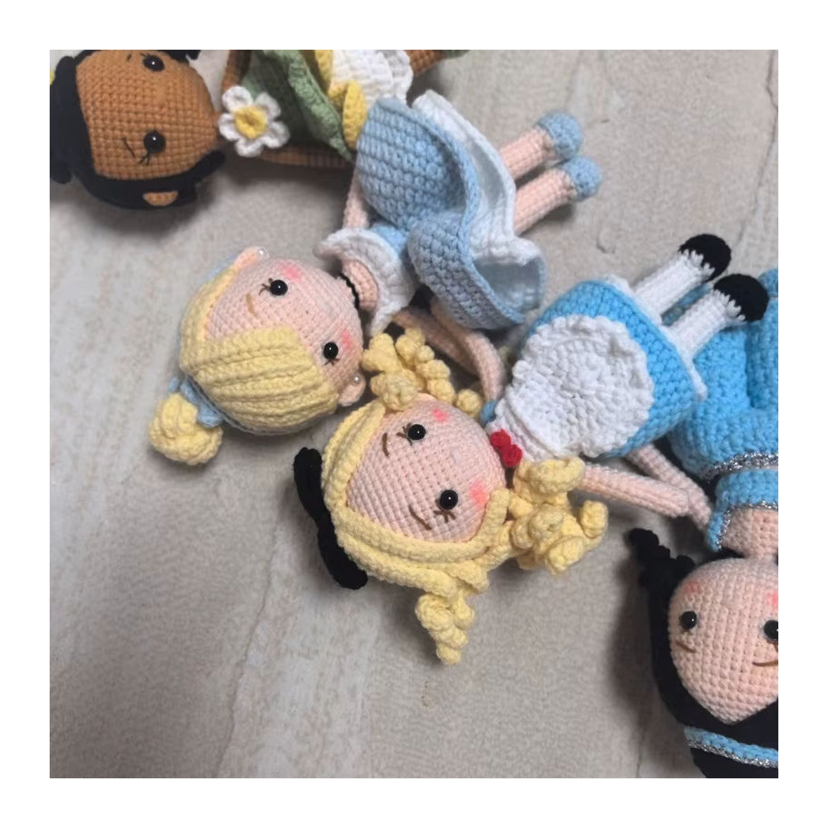Handgemachte Häkelpuppe Prinzessin als mehrfarbiges Textil-Spielzeug und Deko-Ornament für Kinder - Bild 3