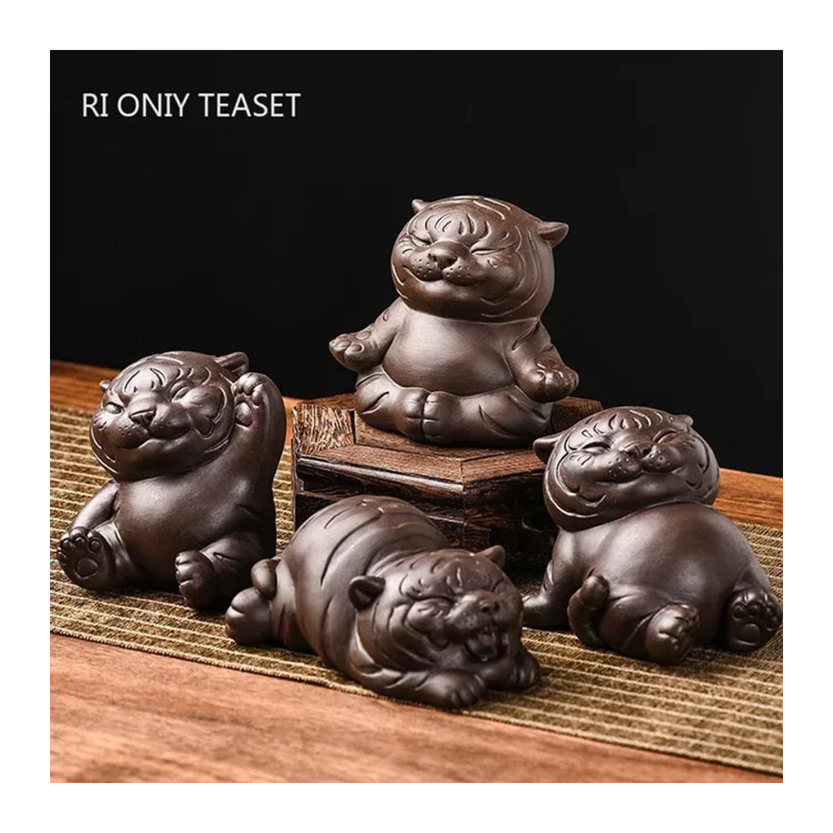 Handgemachte Tiger-Skulptur aus Keramik von RI ONIY TEASET in Lila und Braun als orientalische Tee-Dekoration - Bild 1