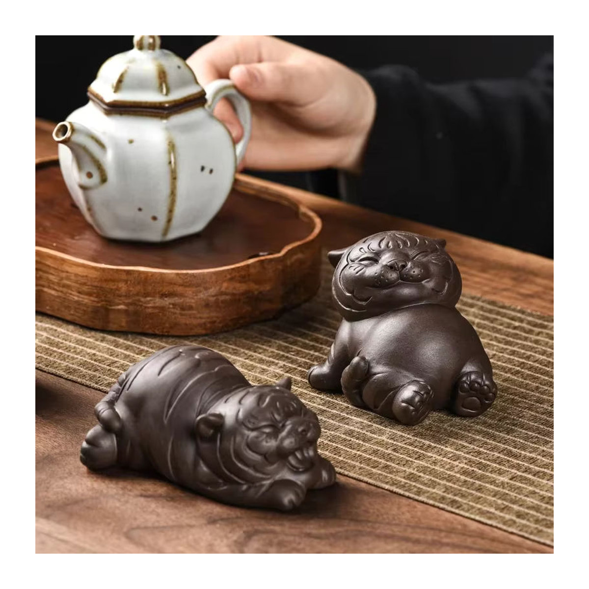 Handgemachte Tiger-Skulptur aus Keramik von RI ONIY TEASET in Lila und Braun als orientalische Tee-Dekoration - Bild 2