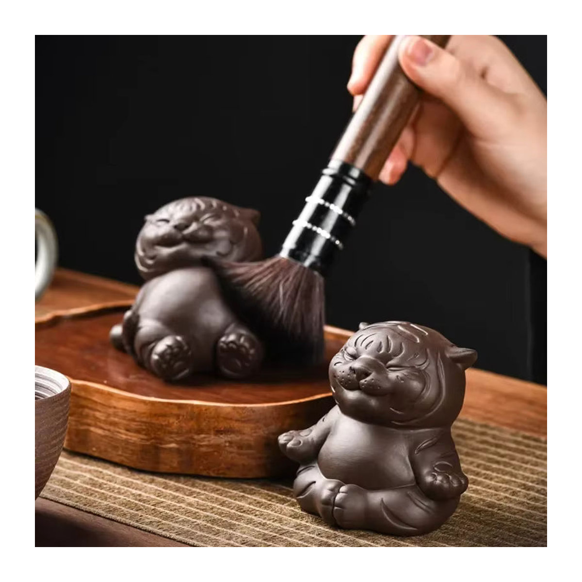 Handgemachte Tiger-Skulptur aus Keramik von RI ONIY TEASET in Lila und Braun als orientalische Tee-Dekoration - Bild 3