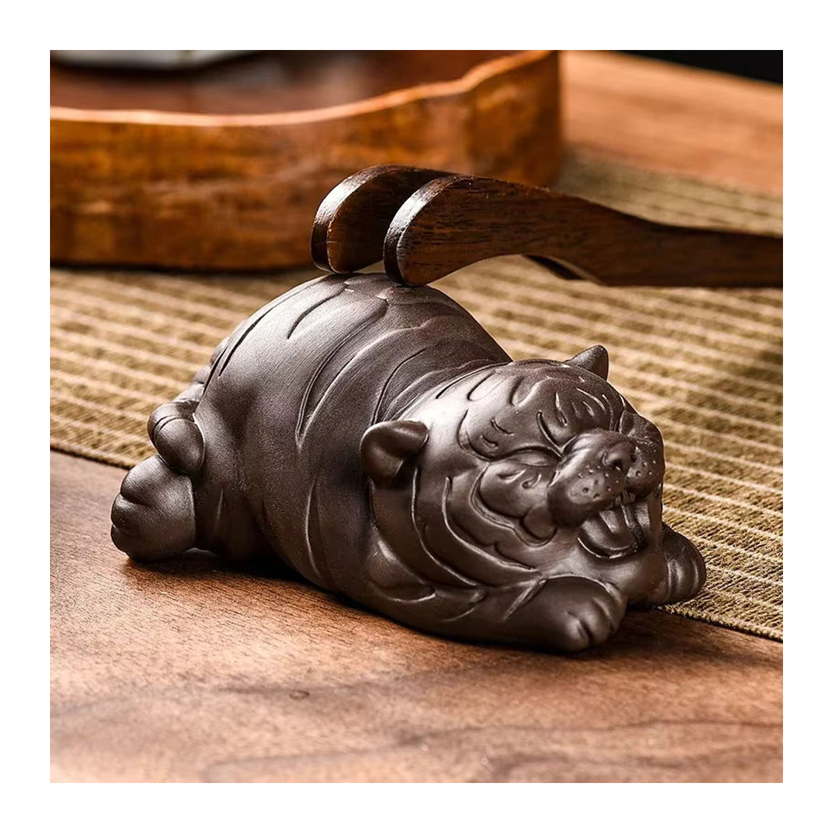 Handgemachte Tiger-Skulptur aus Keramik von RI ONIY TEASET in Lila und Braun als orientalische Tee-Dekoration - Bild 4