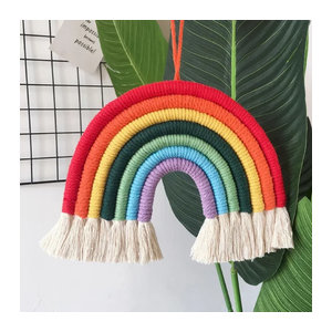 Handgemachte Wanddekoration für das Kinderzimmer mit Regenbogen und Wolken aus Filz in Mehrfarbig im skandinavischen Design