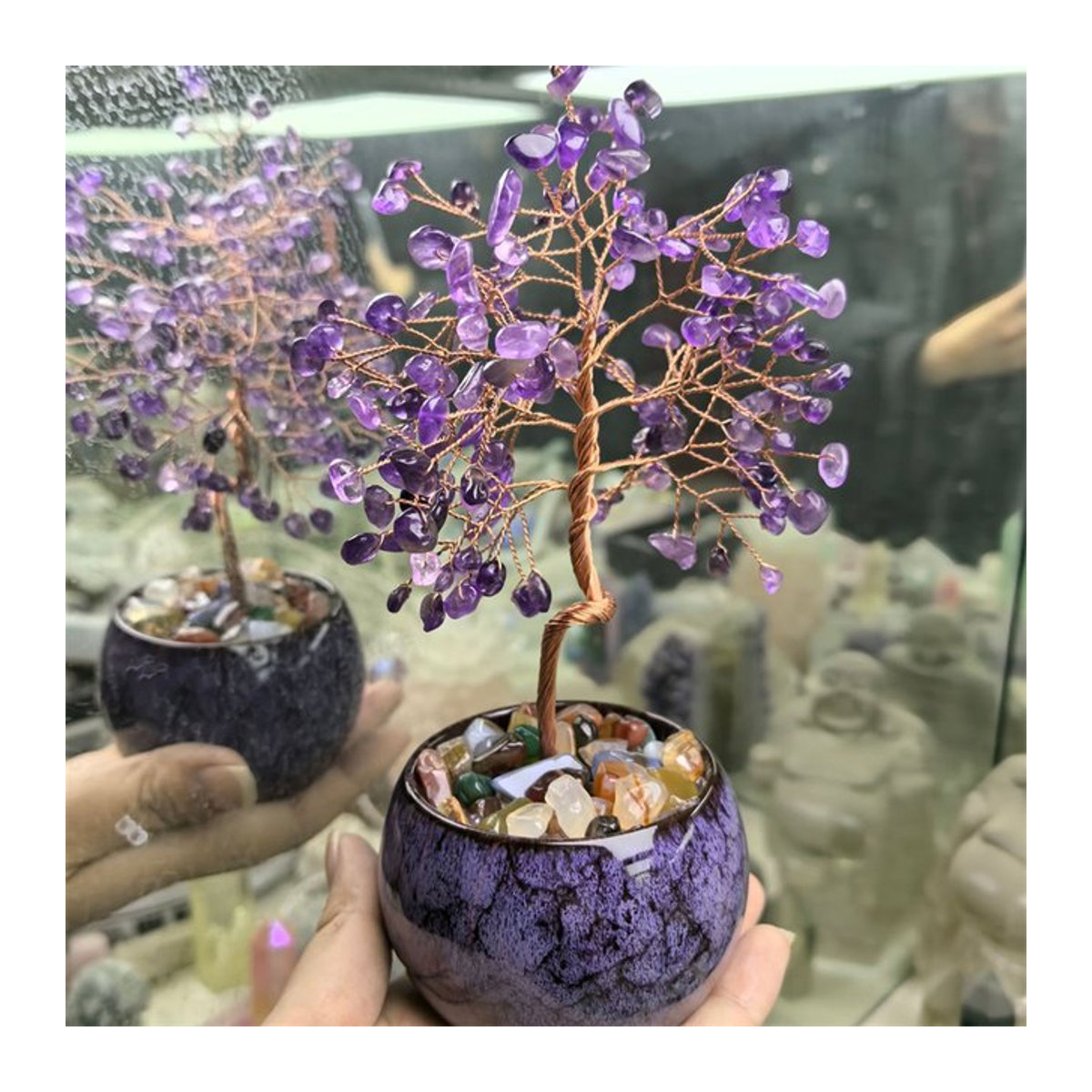Handgemachter Amethyst Baum des Lebens aus zerkleinertem Kristall in Lila als dekoratives Desktop-Ornament - Bild 1
