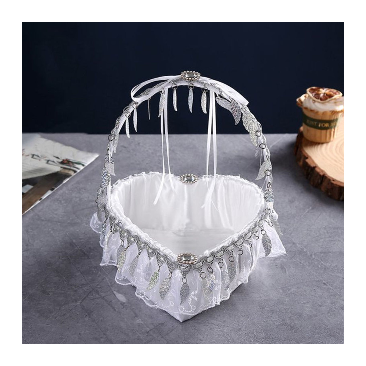 Handgemachter Hochzeitskorb für Blumenstreuer in Weiß mit floralem Design - Bild 1