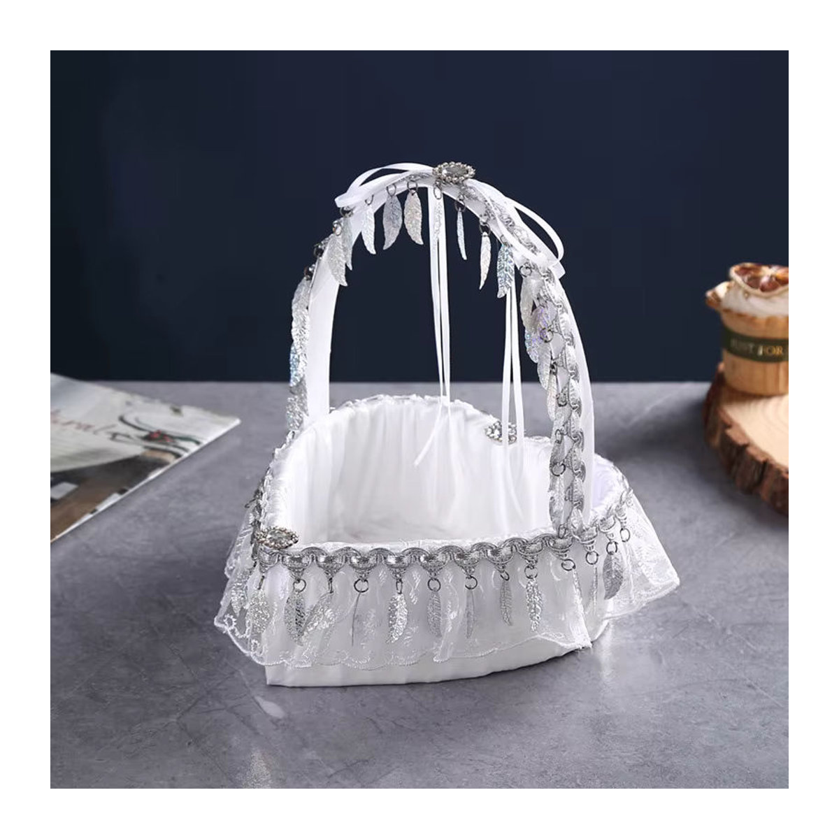 Handgemachter Hochzeitskorb für Blumenstreuer in Weiß mit floralem Design - Bild 2