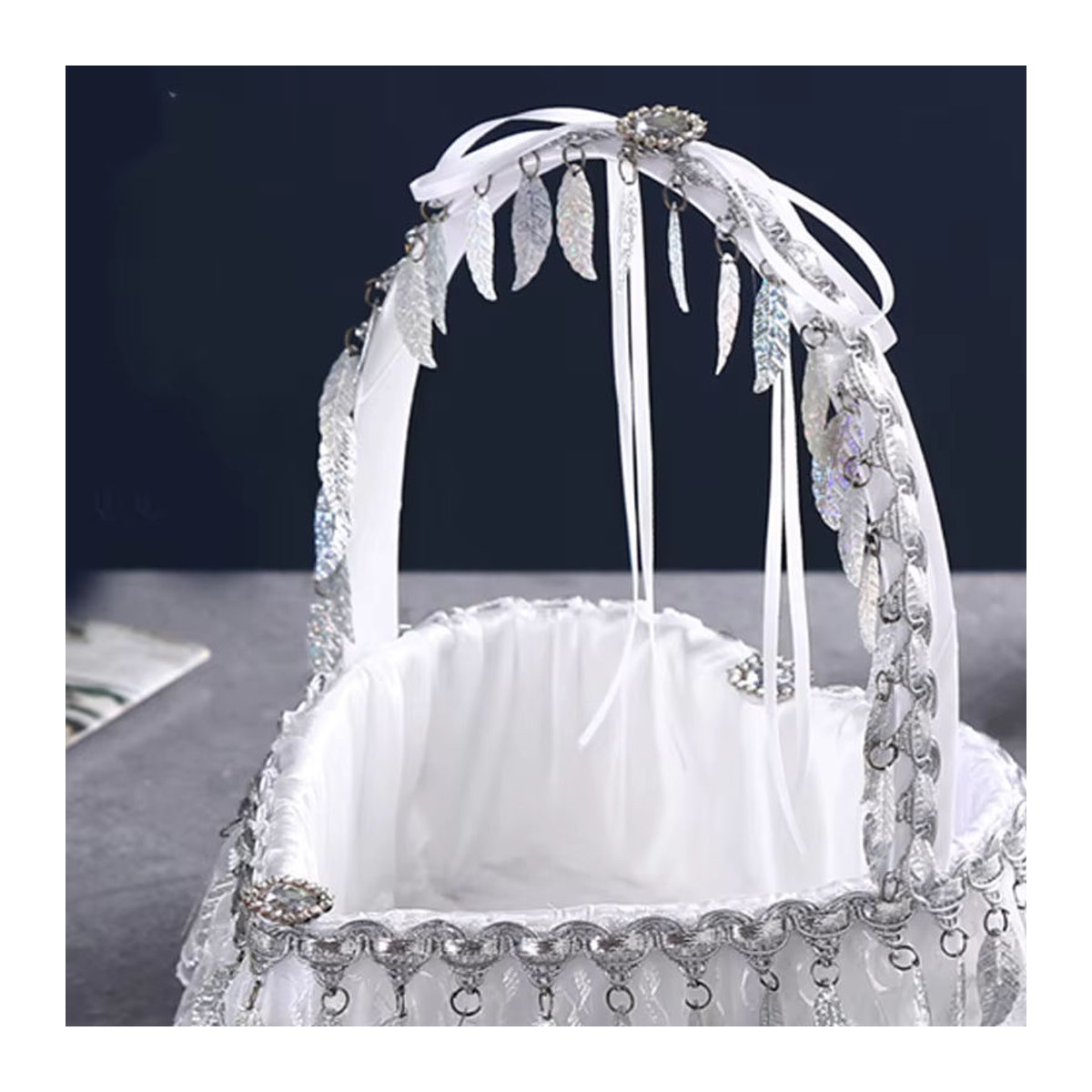 Handgemachter Hochzeitskorb für Blumenstreuer in Weiß mit floralem Design - Bild 4