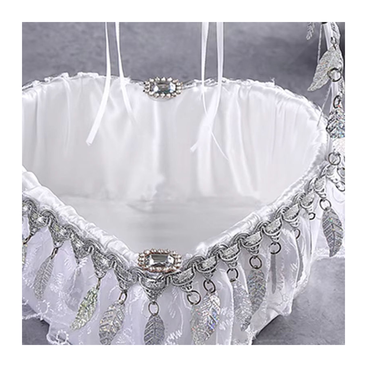 Handgemachter Hochzeitskorb für Blumenstreuer in Weiß mit floralem Design - Bild 5