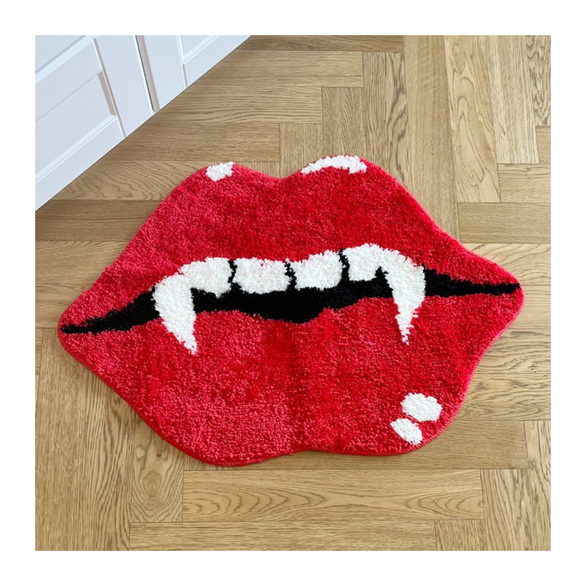 Handgemachter tufted Teppich mit rotem Lippen- und Vampir-Zahn-Design in Rot für Wohnzimmer und Küche - Bild 1