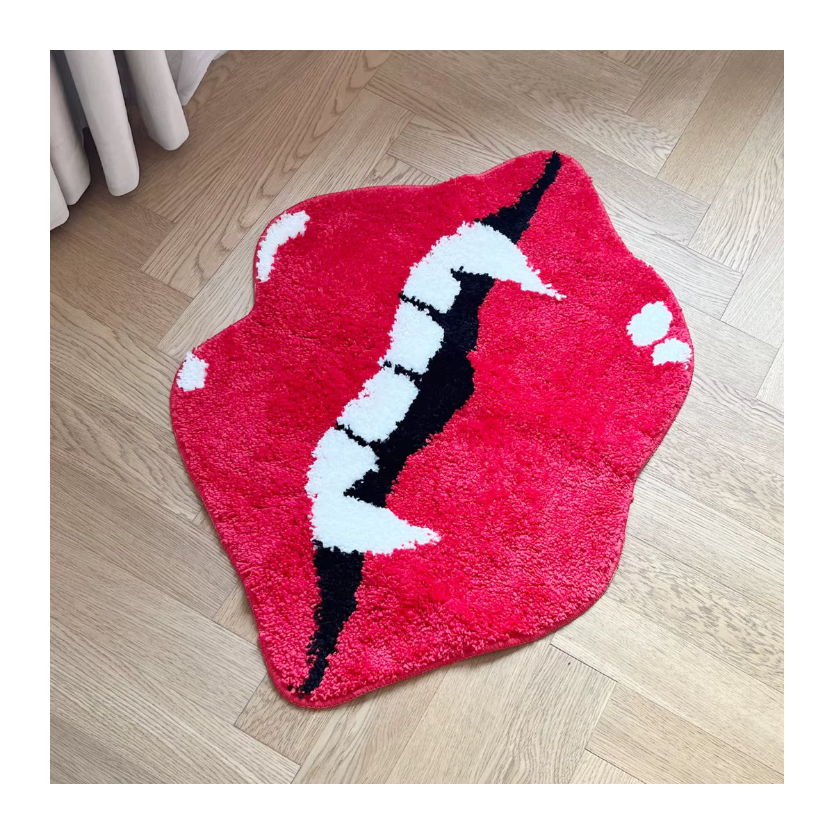 Handgemachter tufted Teppich mit rotem Lippen- und Vampir-Zahn-Design in Rot für Wohnzimmer und Küche - Bild 2