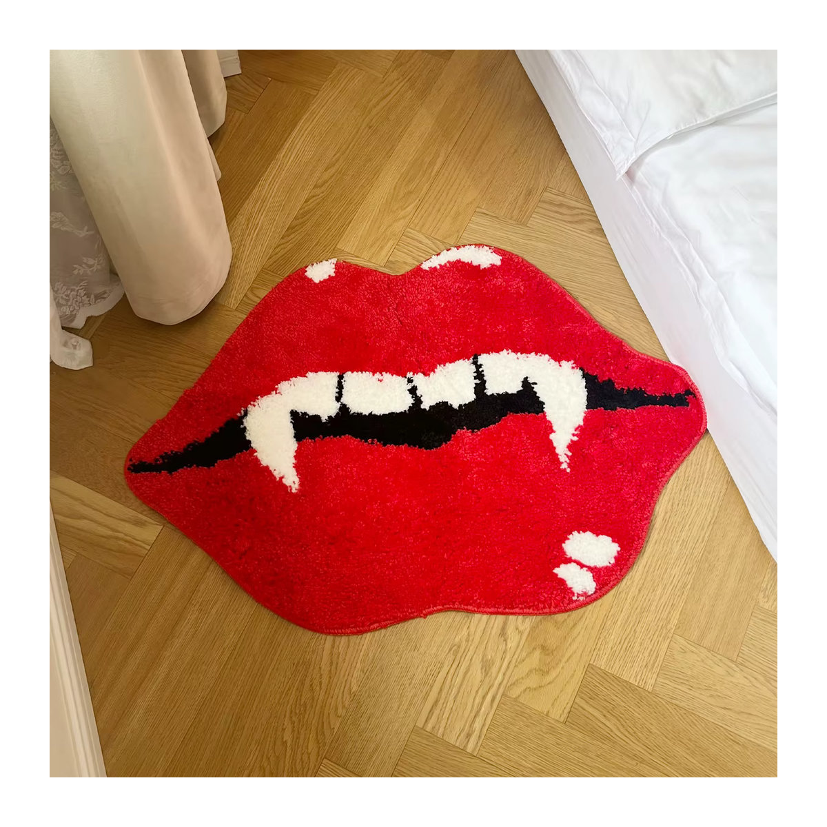 Handgemachter tufted Teppich mit rotem Lippen- und Vampir-Zahn-Design in Rot für Wohnzimmer und Küche - Bild 3
