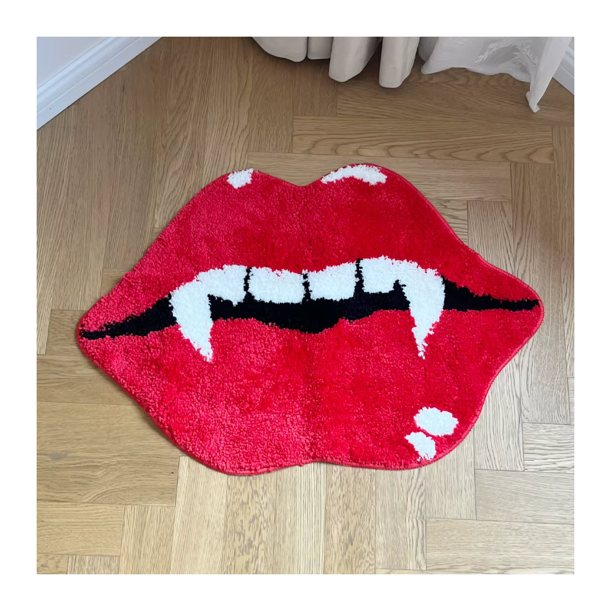 Handgemachter tufted Teppich mit rotem Lippen- und Vampir-Zahn-Design in Rot für Wohnzimmer und Küche - Bild 4