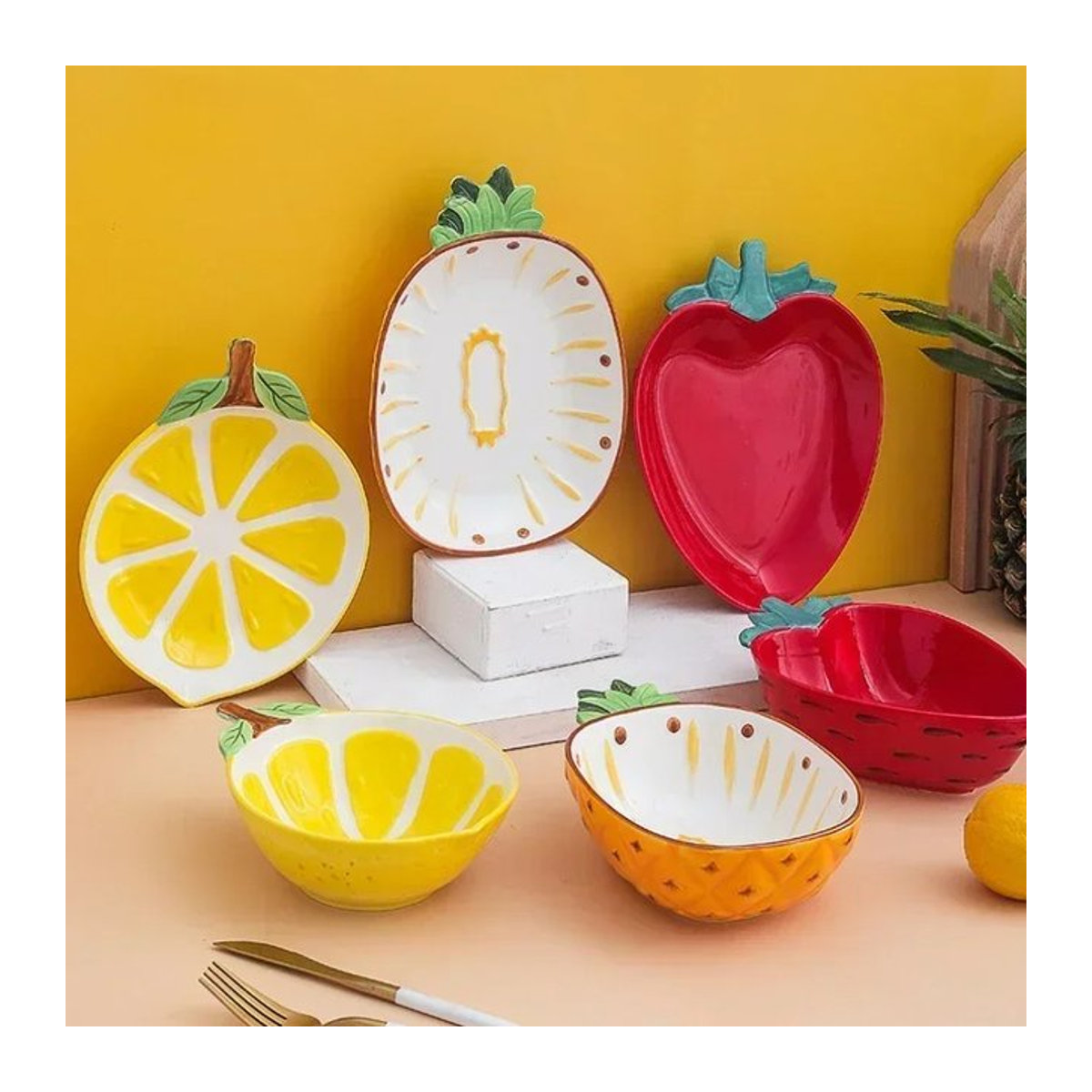 Handgemalte Keramikschale in kreativer Fruchtform als dekorative Obstschale für Ananas, Erdbeere oder Zitrone, mehrfarbig und rot - Bild 1
