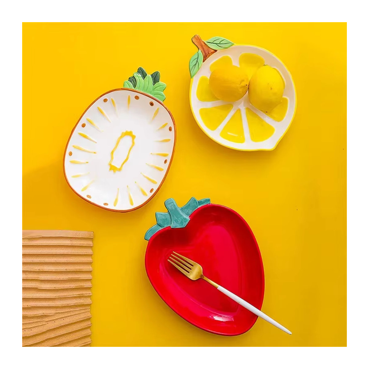 Handgemalte Keramikschale in kreativer Fruchtform als dekorative Obstschale für Ananas, Erdbeere oder Zitrone, mehrfarbig und rot - Bild 2