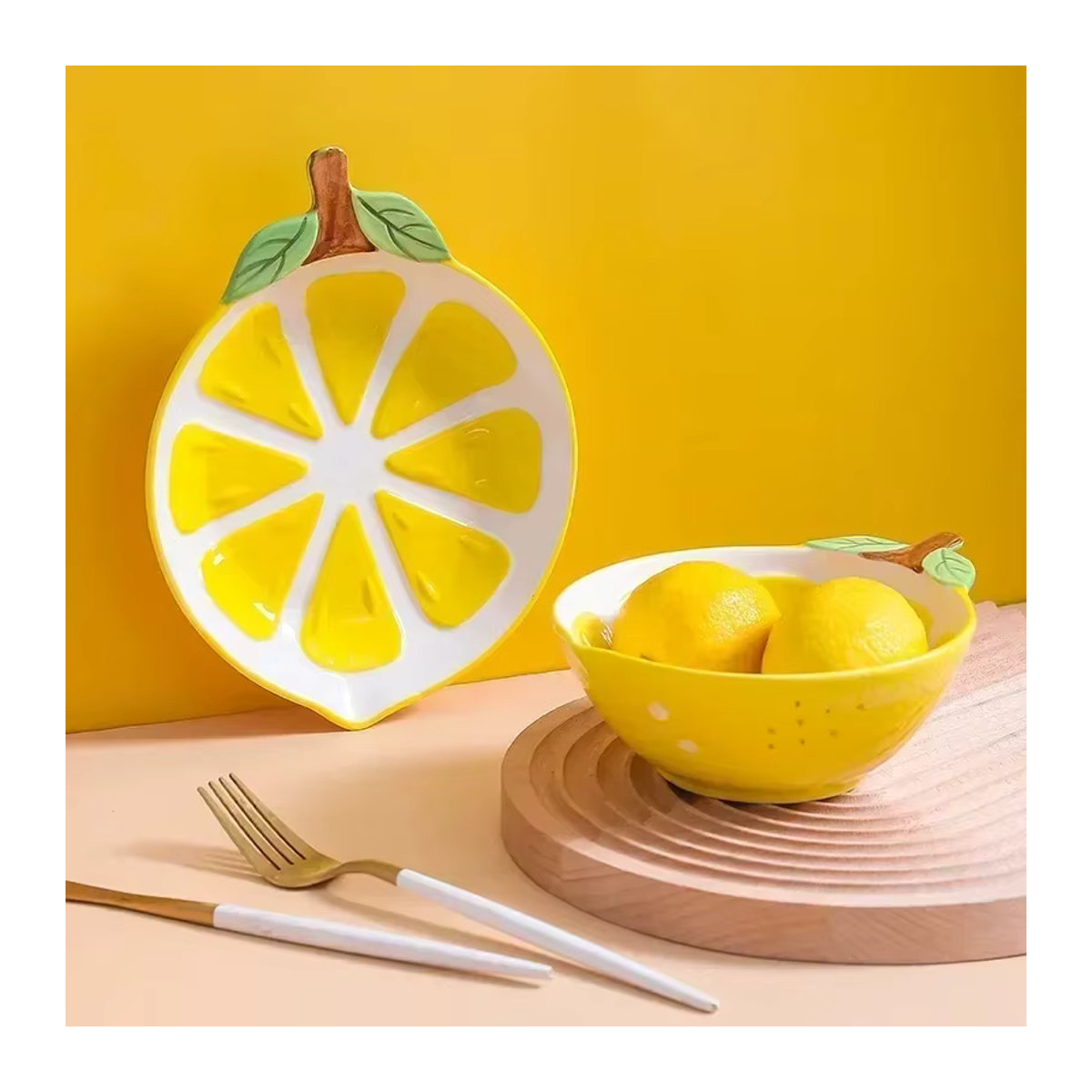 Handgemalte Keramikschale in kreativer Fruchtform als dekorative Obstschale für Ananas, Erdbeere oder Zitrone, mehrfarbig und rot - Bild 3