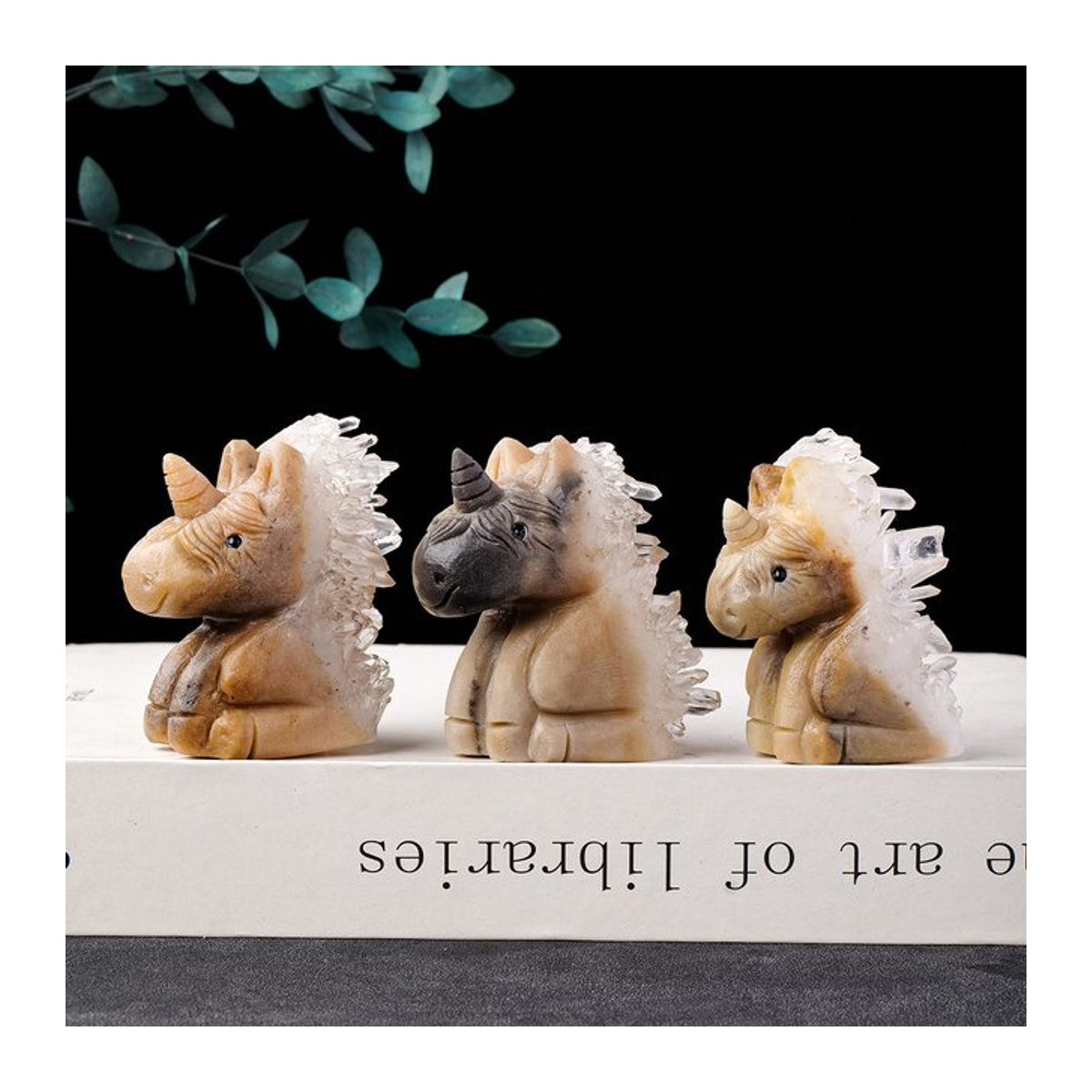 Handgeschnitzte Einhorn Skulptur aus natürlichem Kristall in Beige als dekoratives Stein-Ornament für deinen Schreibtisch - Bild 1