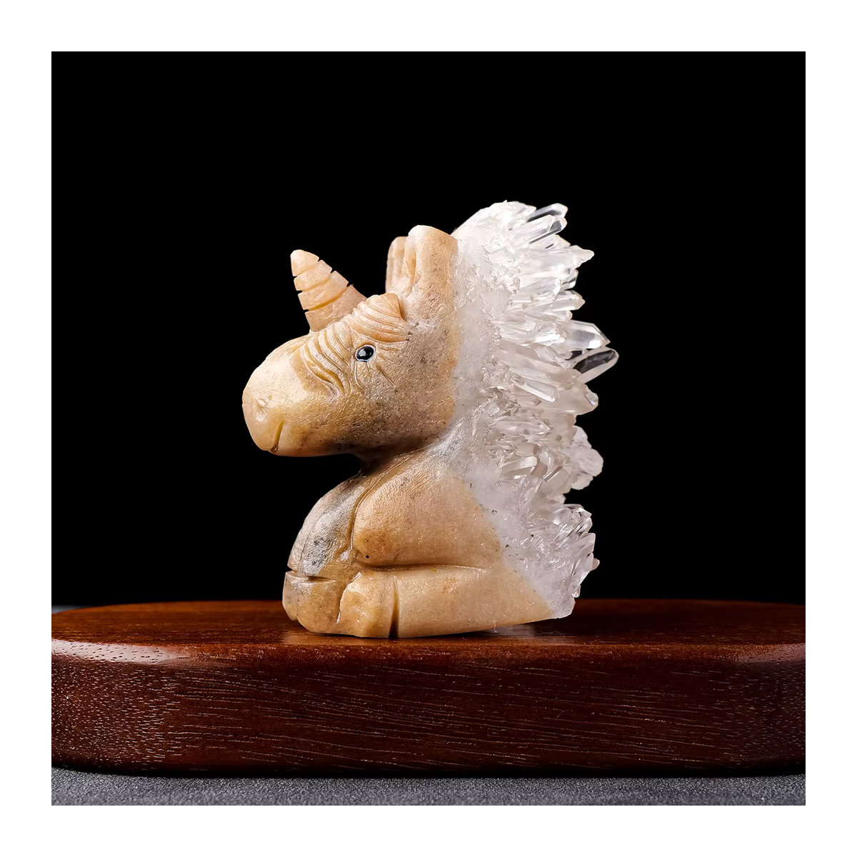 Handgeschnitzte Einhorn Skulptur aus natürlichem Kristall in Beige als dekoratives Stein-Ornament für deinen Schreibtisch - Bild 3