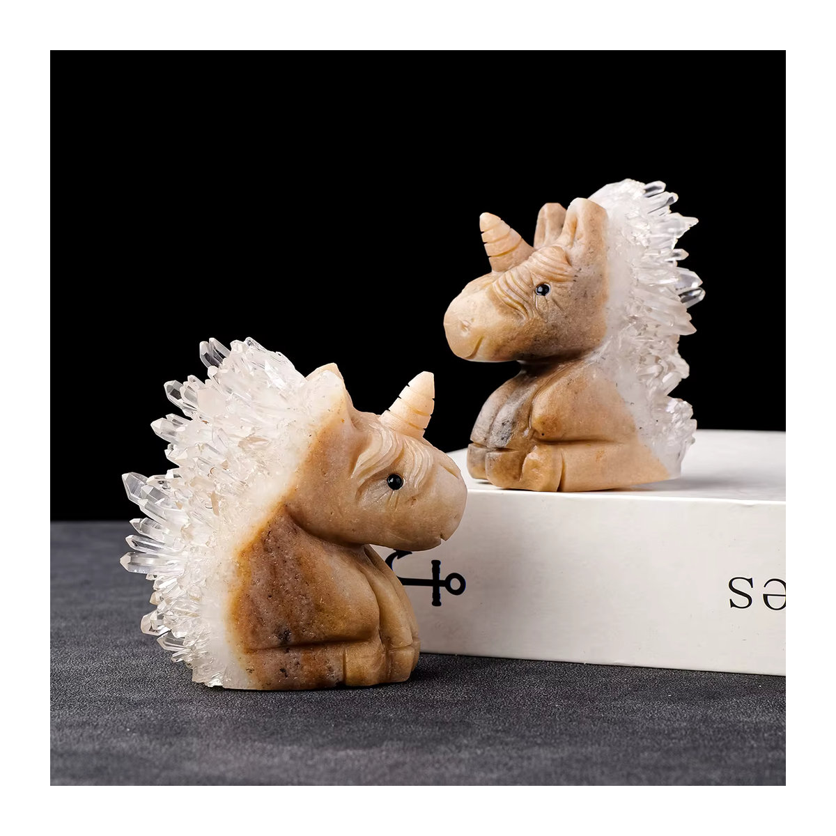 Handgeschnitzte Einhorn Skulptur aus natürlichem Kristall in Beige als dekoratives Stein-Ornament für deinen Schreibtisch - Bild 4