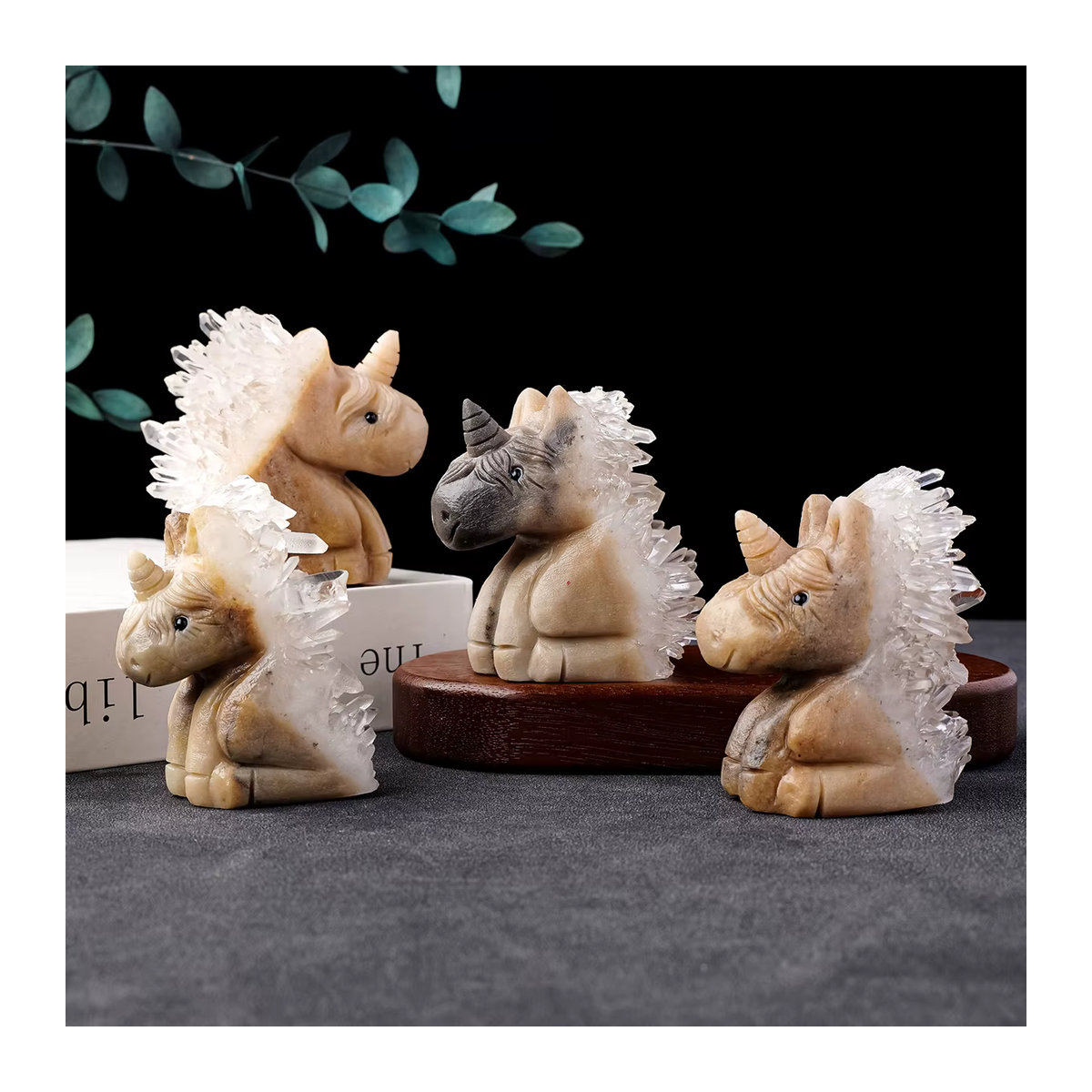 Handgeschnitzte Einhorn Skulptur aus natürlichem Kristall in Beige als dekoratives Stein-Ornament für deinen Schreibtisch - Bild 5