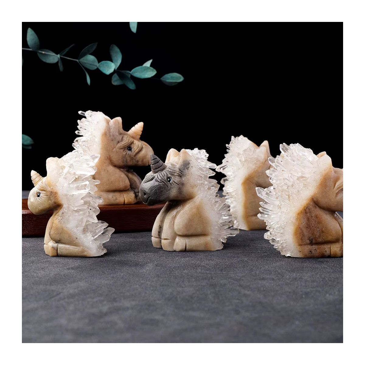 Handgeschnitzte Einhorn Skulptur aus natürlichem Kristall in Beige als dekoratives Stein-Ornament für deinen Schreibtisch - Bild 6