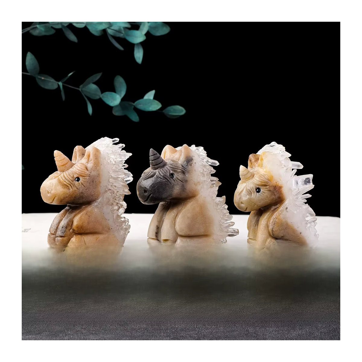 Handgeschnitzte Einhorn Skulptur aus natürlichem Kristall in Beige als dekoratives Stein-Ornament für deinen Schreibtisch - Bild 7