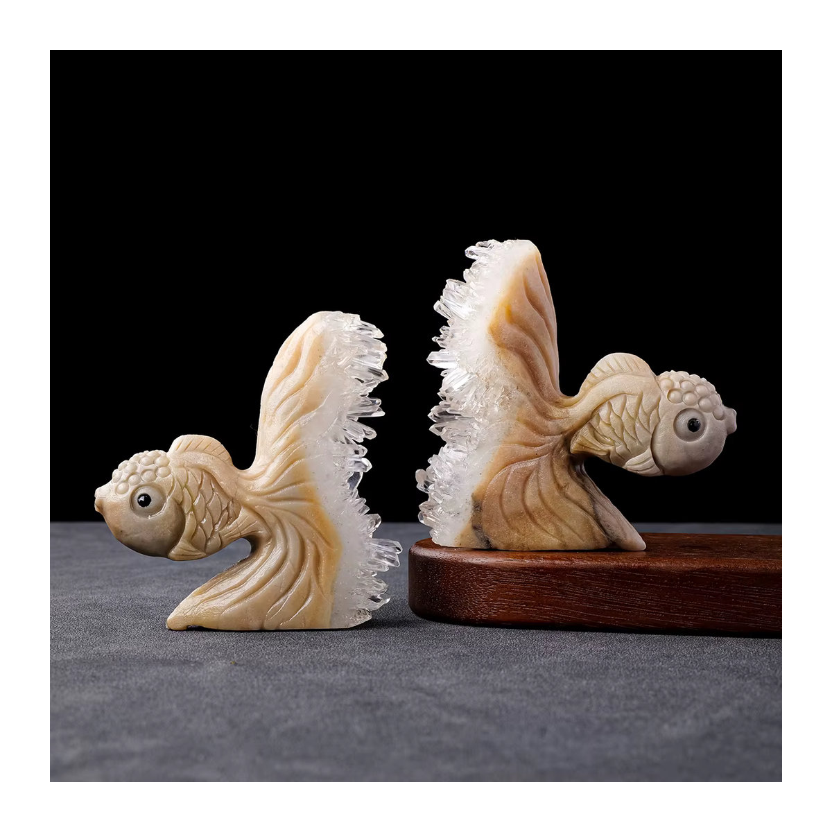 Handgeschnitzte Goldfisch-Skulptur aus natürlichem Kristallcluster in Beige als Tischdekoration - Bild 4