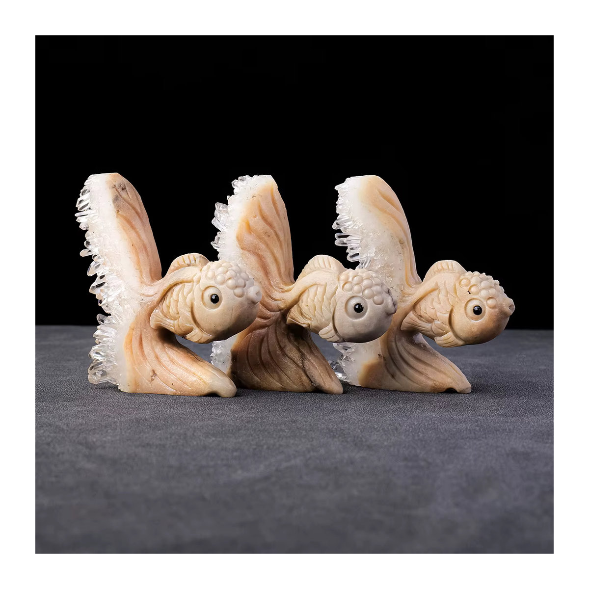 Handgeschnitzte Goldfisch-Skulptur aus natürlichem Kristallcluster in Beige als Tischdekoration - Bild 5