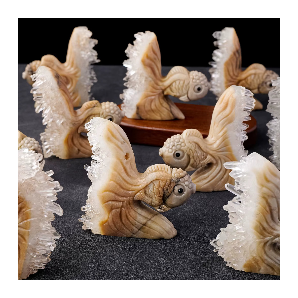 Handgeschnitzte Goldfisch-Skulptur aus natürlichem Kristallcluster in Beige als Tischdekoration - Bild 6