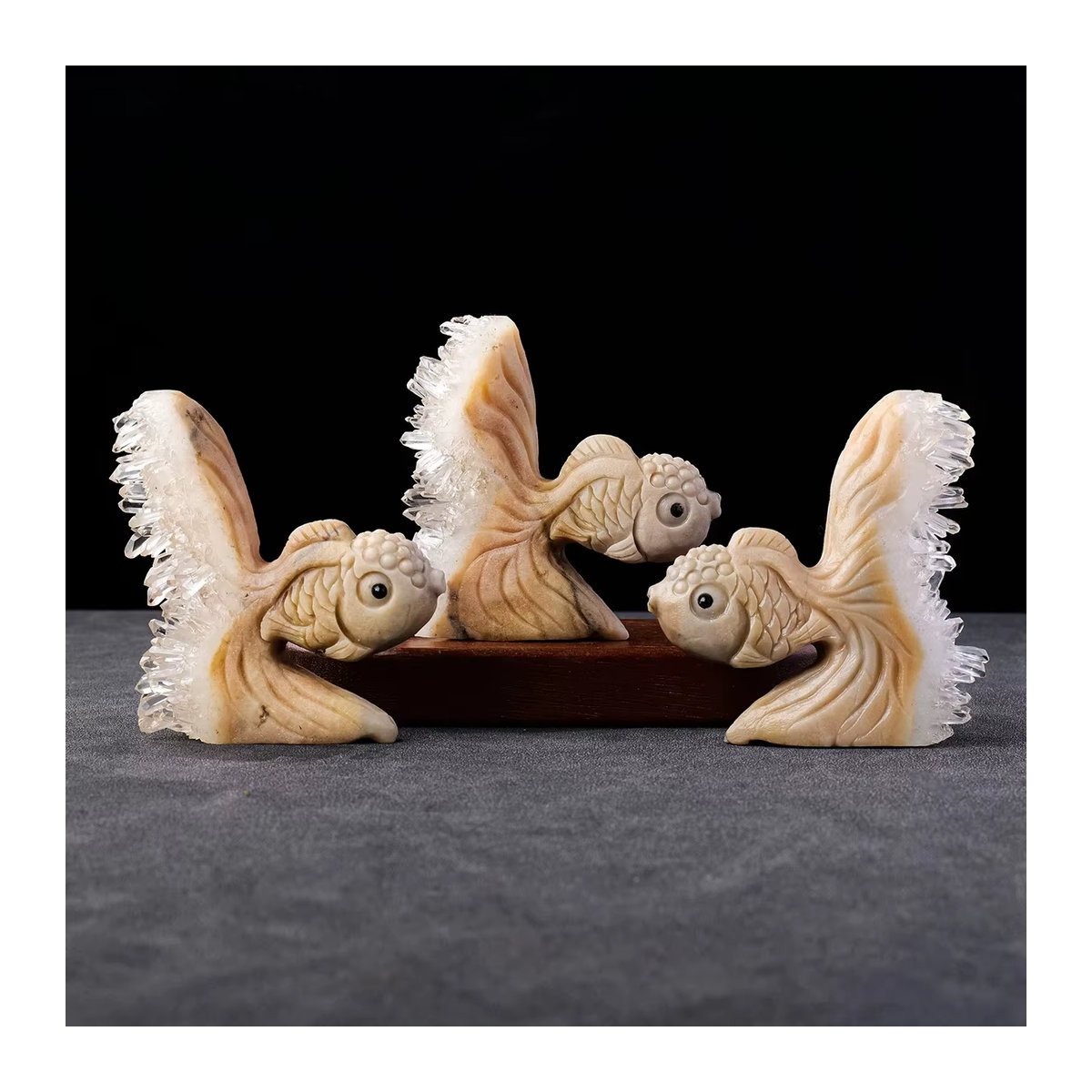 Handgeschnitzte Goldfisch-Skulptur aus natürlichem Kristallcluster in Beige als Tischdekoration - Bild 7