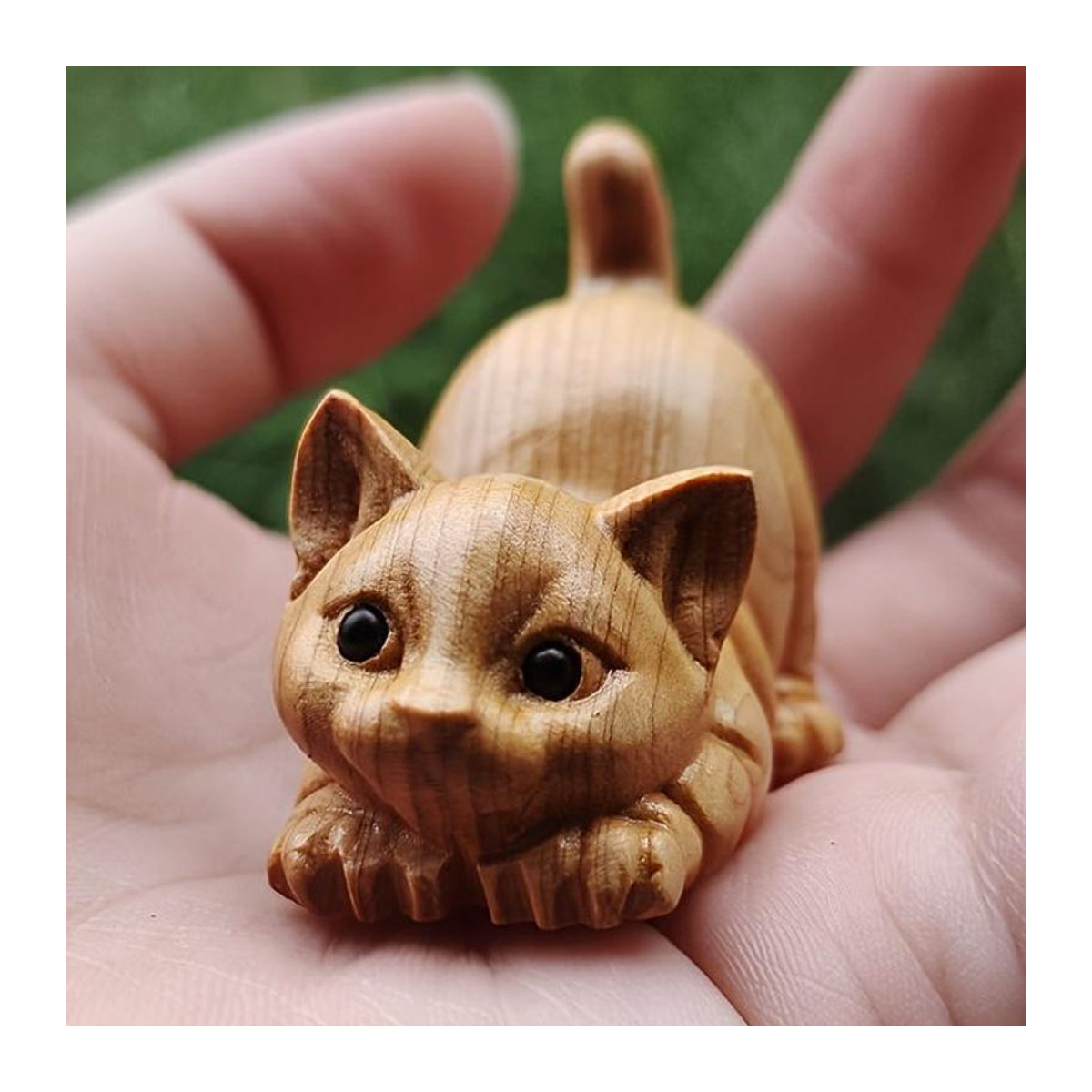 Handgeschnitzte Kätzchen-Statue aus Holz in Braun als realistische Miniatur-Tierdekoration für dein Zuhause oder dein Büro - Bild 1